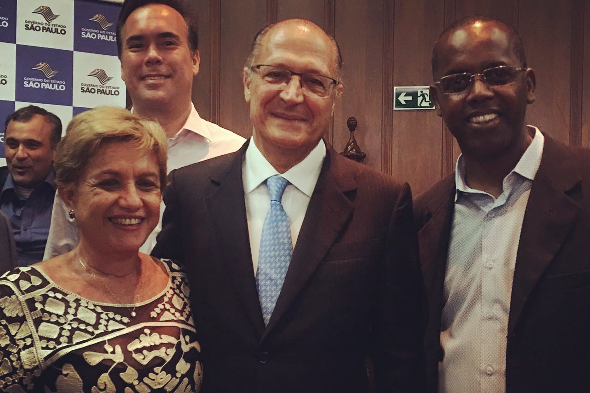 Geraldo Alckmin com lideranas de Andradina<a style='float:right;color:#ccc' href='https://www3.al.sp.gov.br/repositorio/noticia/N-11-2016/fg196007.jpg' target=_blank><i class='bi bi-zoom-in'></i> Clique para ver a imagem </a>