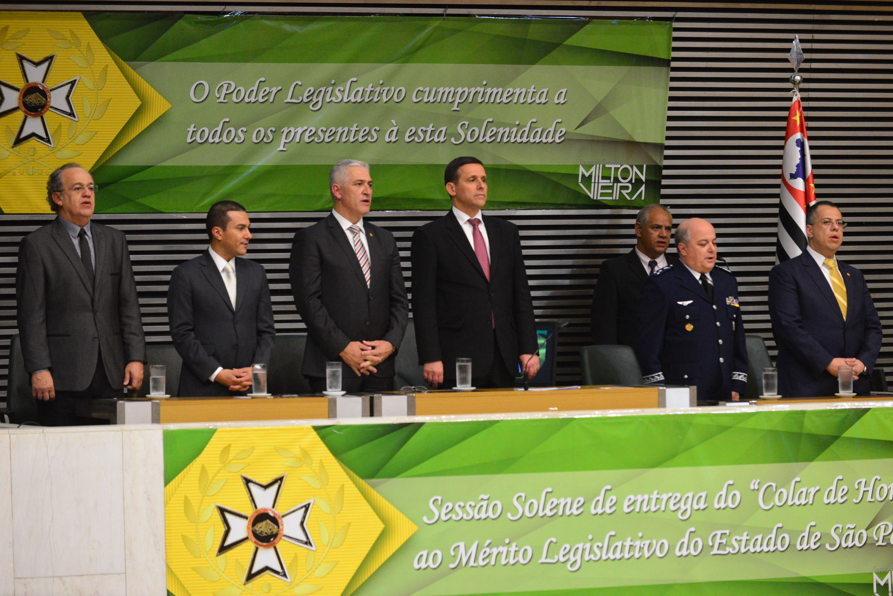 Autoridades durante execuo do Hino Nacional brasileiro<a style='float:right;color:#ccc' href='https://www3.al.sp.gov.br/repositorio/noticia/N-11-2016/fg196271.jpg' target=_blank><i class='bi bi-zoom-in'></i> Clique para ver a imagem </a>