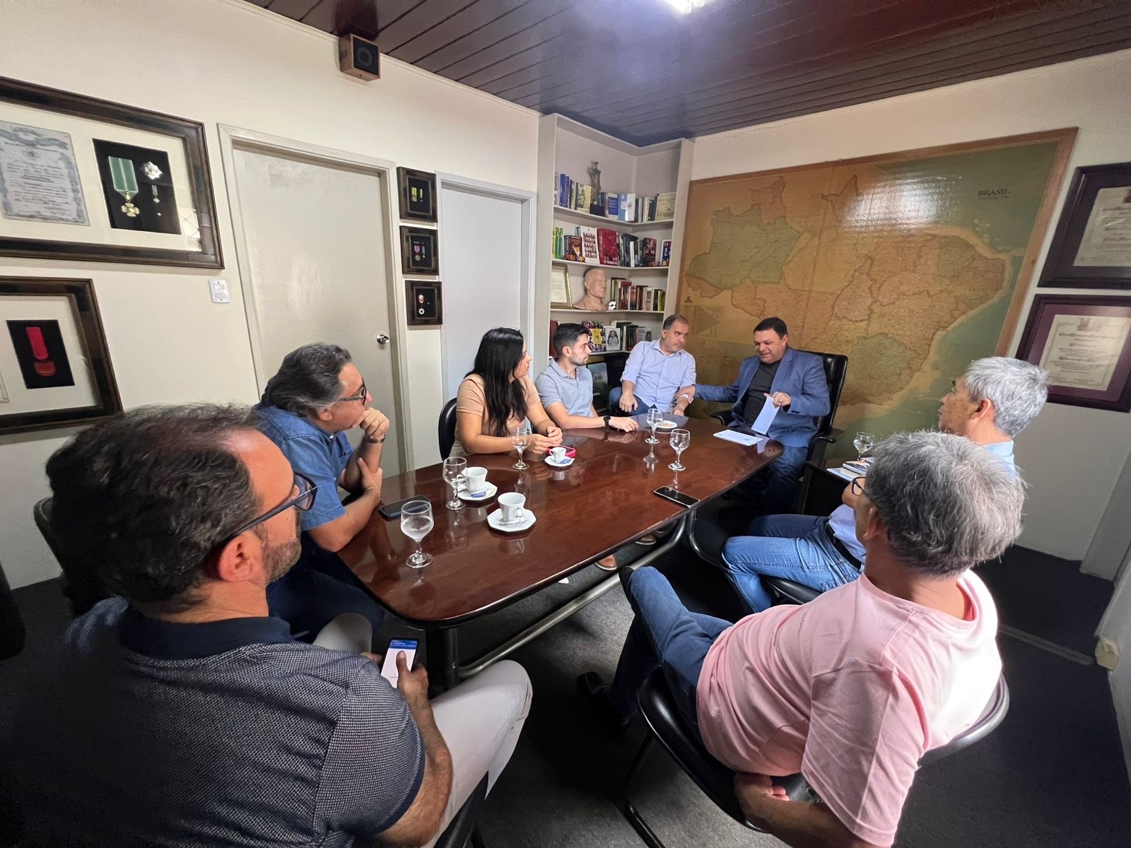 Dep. Marcos Damasio em reunio<a style='float:right;color:#ccc' href='https://www3.al.sp.gov.br/repositorio/noticia/N-11-2024/fg337360.jpeg' target=_blank><i class='bi bi-zoom-in'></i> Clique para ver a imagem </a>