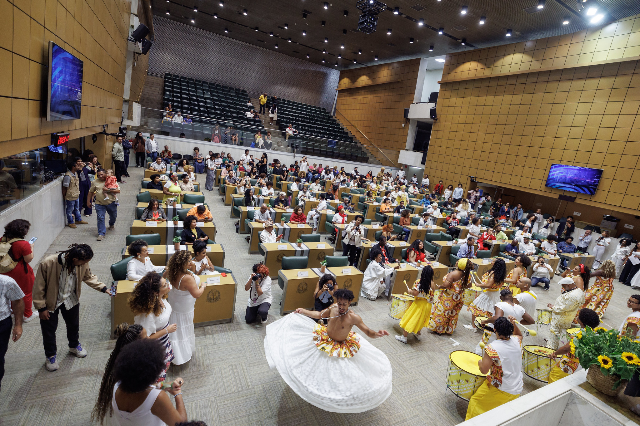 Dia de festa para comemorar dias de luta<a style='float:right;color:#ccc' href='https://www3.al.sp.gov.br/repositorio/noticia/N-11-2024/fg337392.jpg' target=_blank><i class='bi bi-zoom-in'></i> Clique para ver a imagem </a>