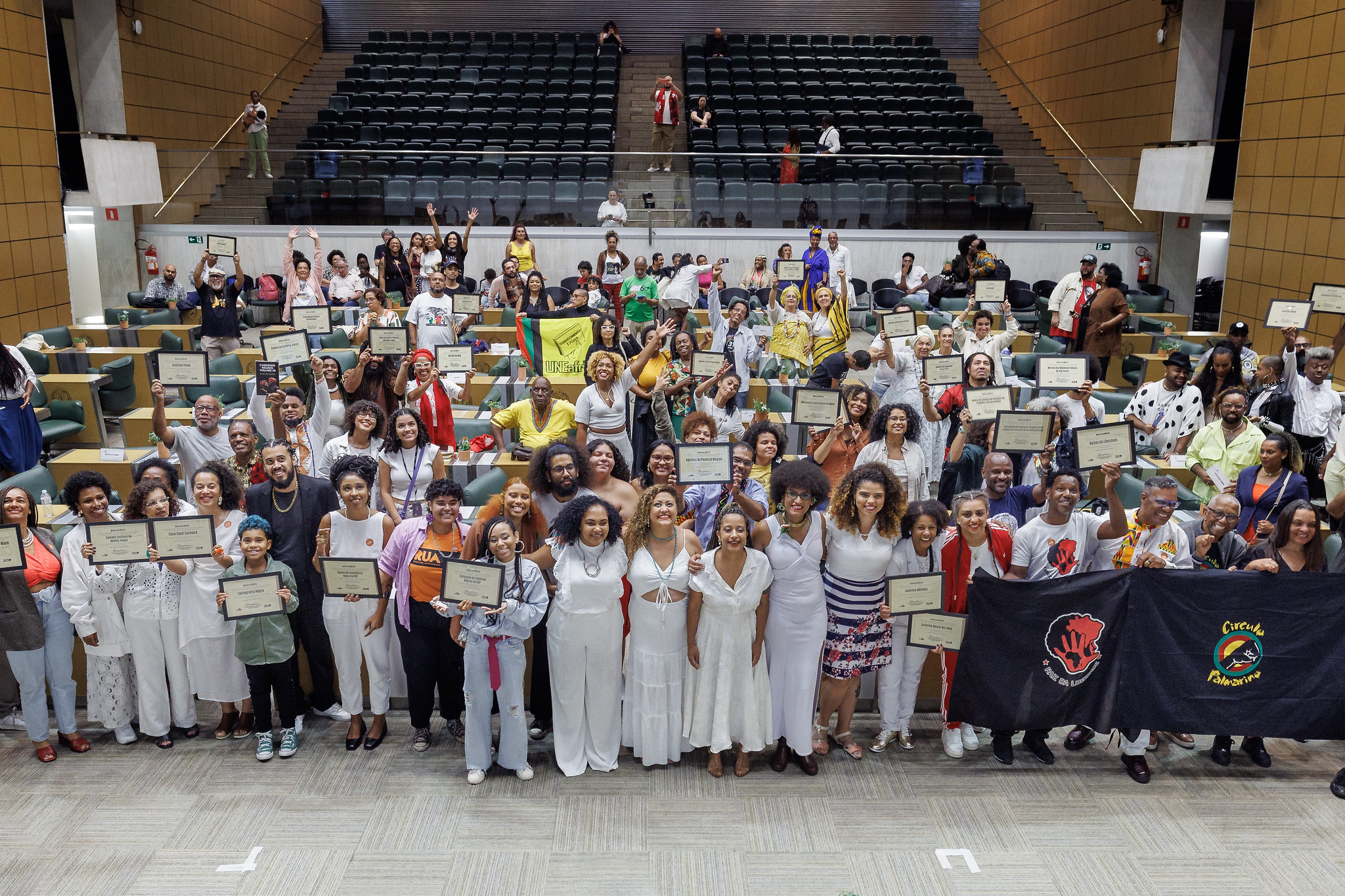 50 entidades homenageadas<a style='float:right;color:#ccc' href='https://www3.al.sp.gov.br/repositorio/noticia/N-11-2024/fg337419.jpg' target=_blank><i class='bi bi-zoom-in'></i> Clique para ver a imagem </a>