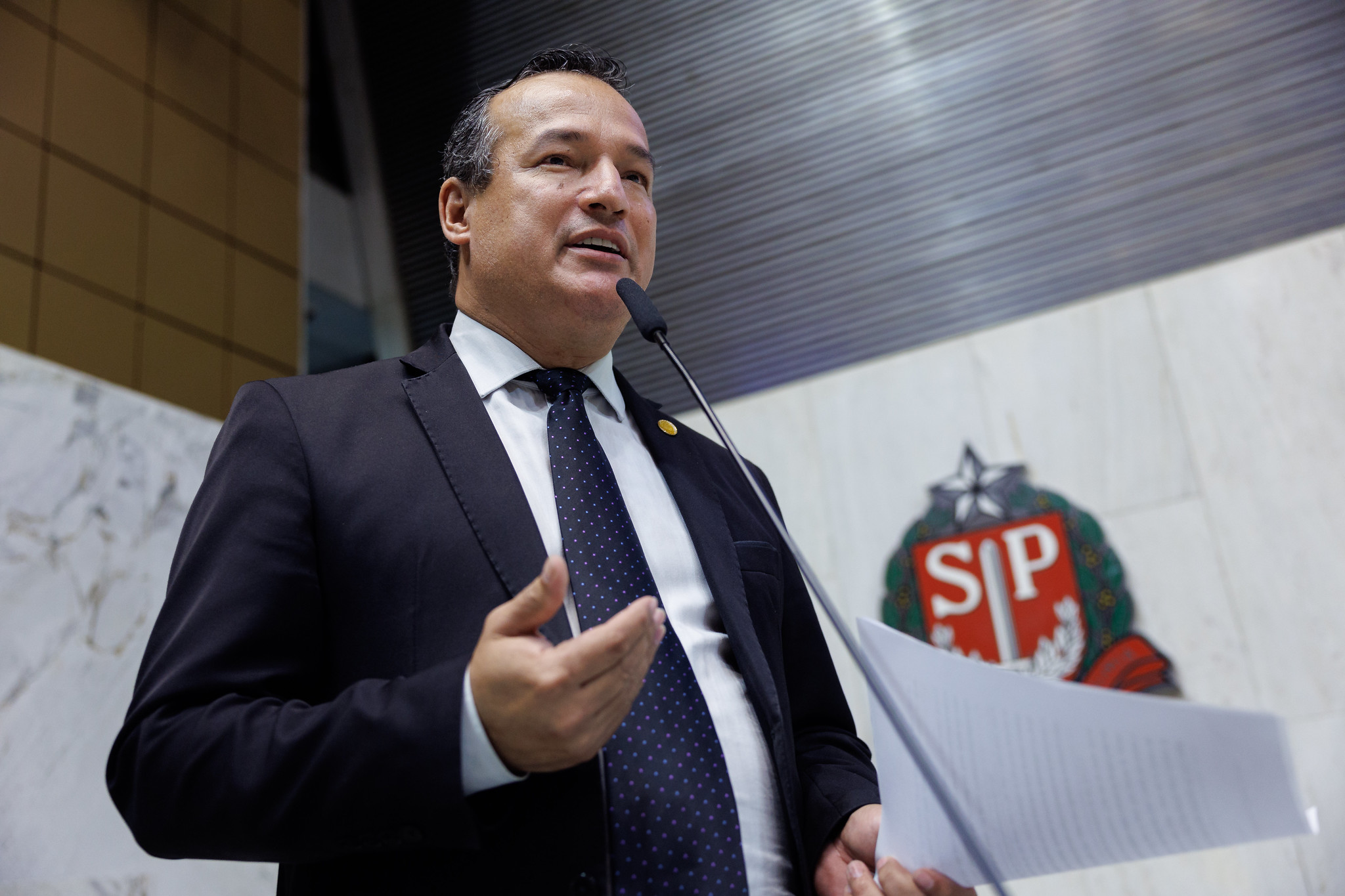 Deputado Rogrio Santos proponente da homenagem<a style='float:right;color:#ccc' href='https://www3.al.sp.gov.br/repositorio/noticia/N-11-2024/fg337705.jpg' target=_blank><i class='bi bi-zoom-in'></i> Clique para ver a imagem </a>