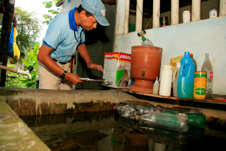 Agente durante inspeo para deteco do mosquito<a style='float:right;color:#ccc' href='https://www3.al.sp.gov.br/repositorio/noticia/N-11-2024/fg338141.jpg' target=_blank><i class='bi bi-zoom-in'></i> Clique para ver a imagem </a>