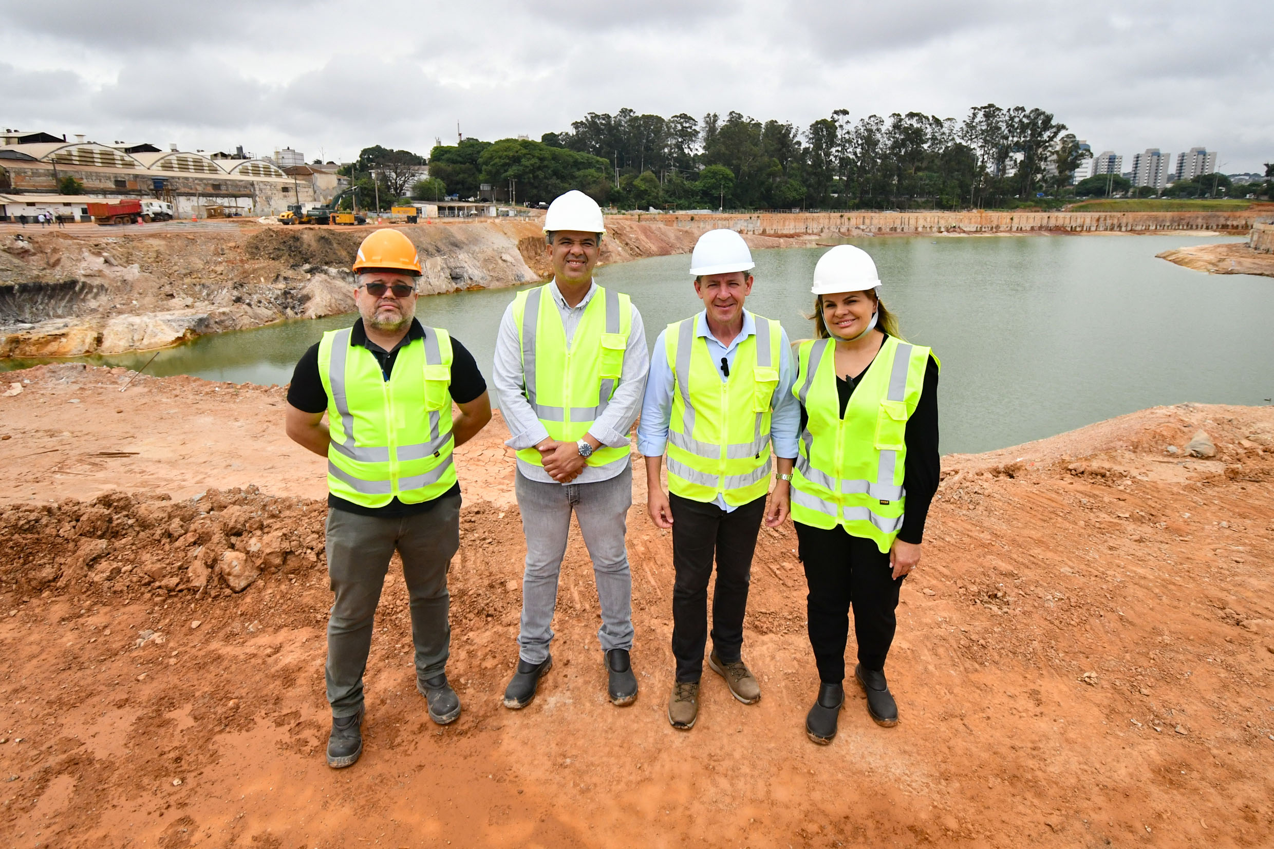 Dep. Carla Morando em vistoria das obras<a style='float:right;color:#ccc' href='https://www3.al.sp.gov.br/repositorio/noticia/N-11-2024/fg338279.jpg' target=_blank><i class='bi bi-zoom-in'></i> Clique para ver a imagem </a>