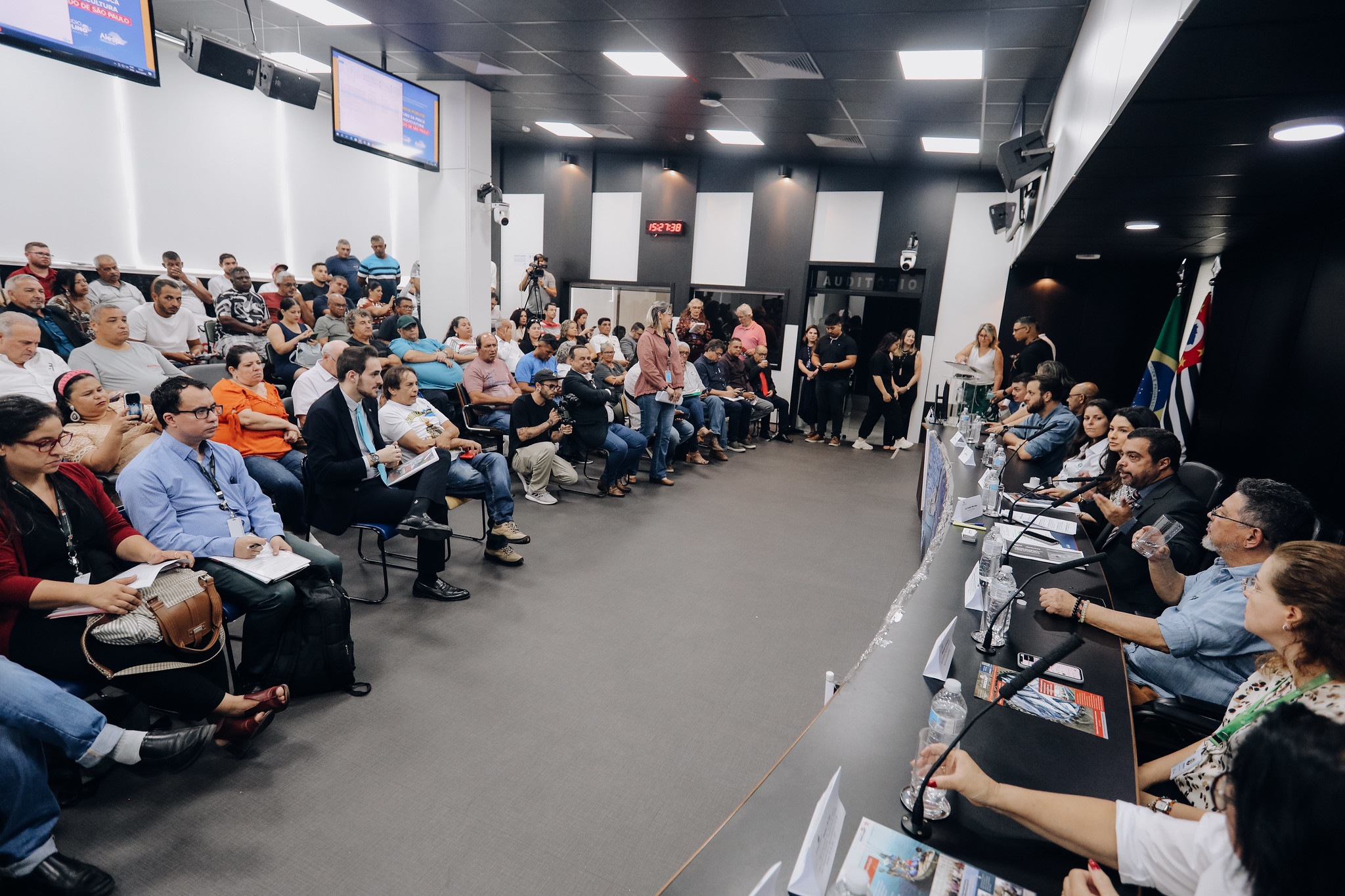 Representantes da pesca e do Poder Público<a style='float:right;color:#ccc' href='https://www3.al.sp.gov.br/repositorio/noticia/N-11-2024/fg338341.jpg' target=_blank><i class='bi bi-zoom-in'></i> Clique para ver a imagem </a>