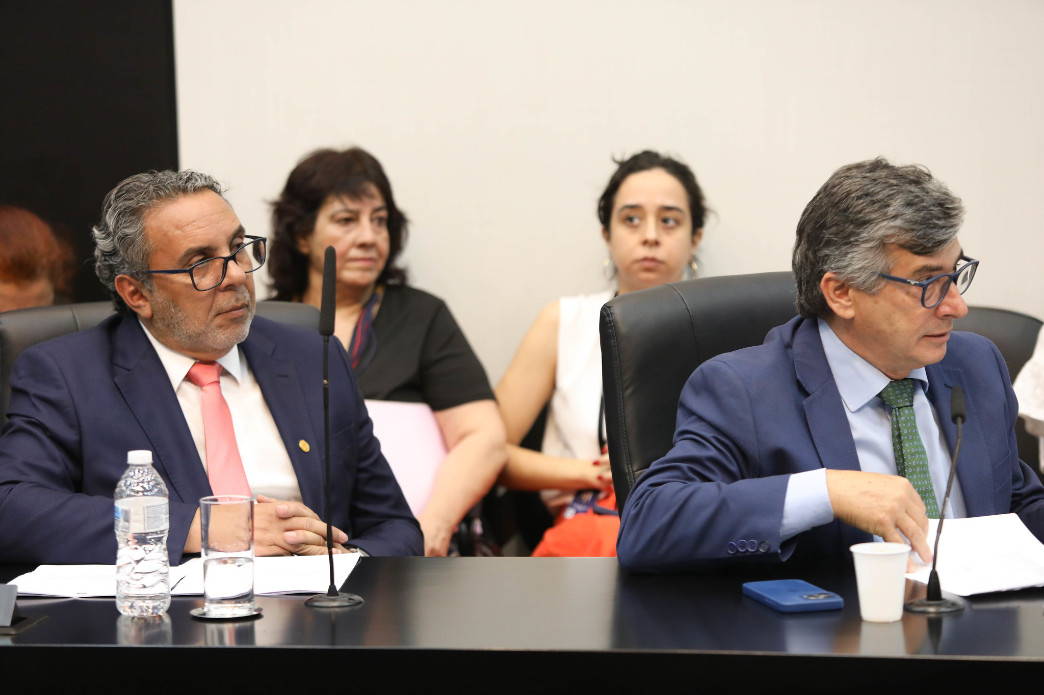 Deputados Simo Pedro e Rmulo Fernandes (PT)<a style='float:right;color:#ccc' href='https://www3.al.sp.gov.br/repositorio/noticia/N-11-2024/fg338381.jpg' target=_blank><i class='bi bi-zoom-in'></i> Clique para ver a imagem </a>