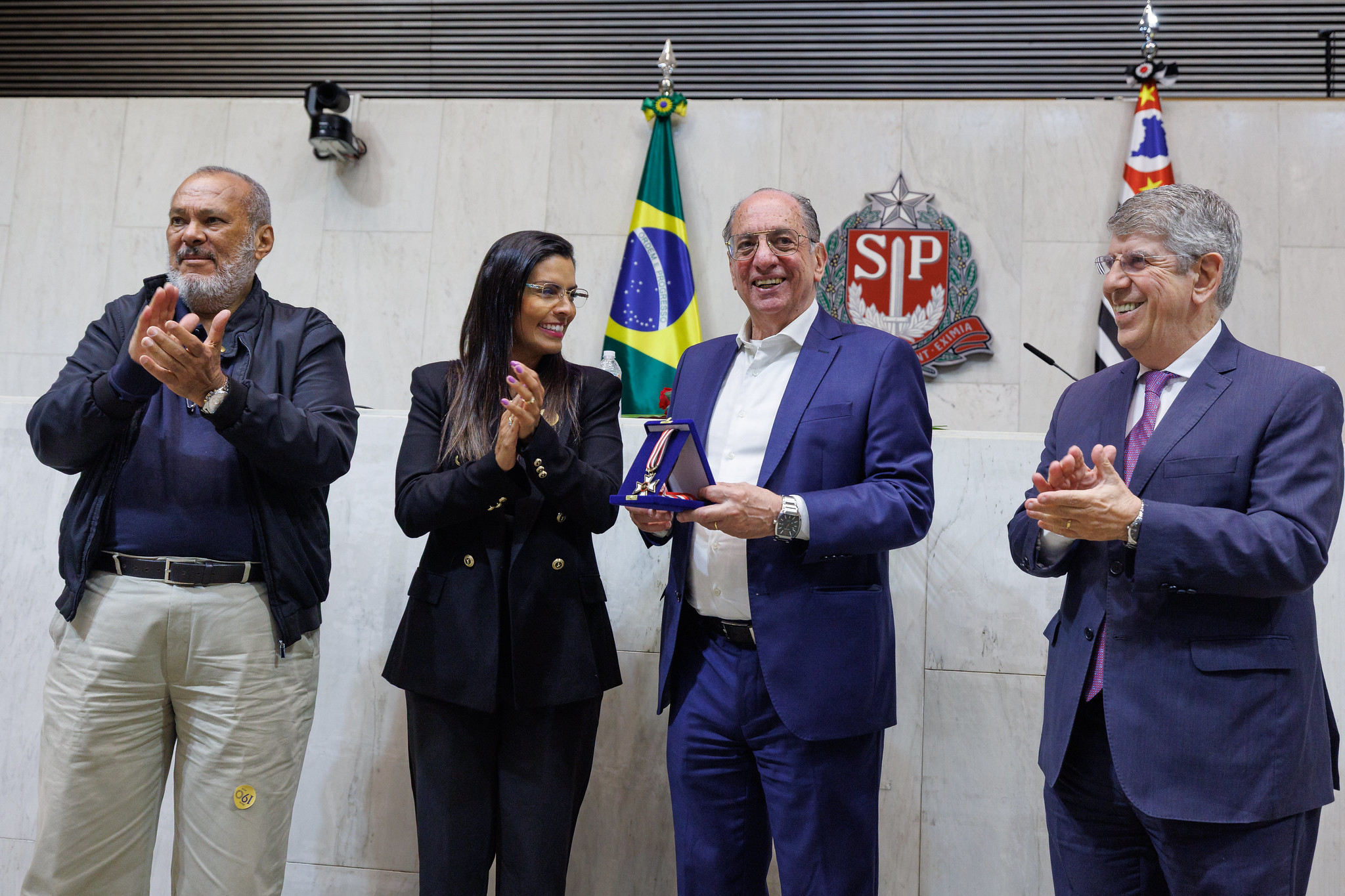 Presidente desde 2003, Ricardo Patah recebeu Colar de Honra ao Mrito<a style='float:right;color:#ccc' href='https://www3.al.sp.gov.br/repositorio/noticia/N-11-2025/fg355804.jpg' target=_blank><i class='bi bi-zoom-in'></i> Clique para ver a imagem </a>