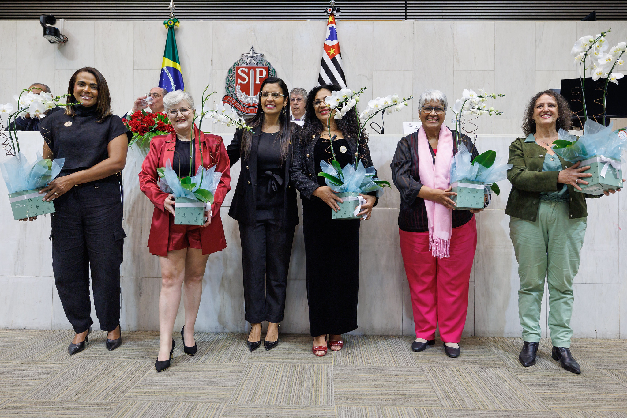 Diretoras foram homenageadas<a style='float:right;color:#ccc' href='https://www3.al.sp.gov.br/repositorio/noticia/N-11-2025/fg355808.jpg' target=_blank><i class='bi bi-zoom-in'></i> Clique para ver a imagem </a>