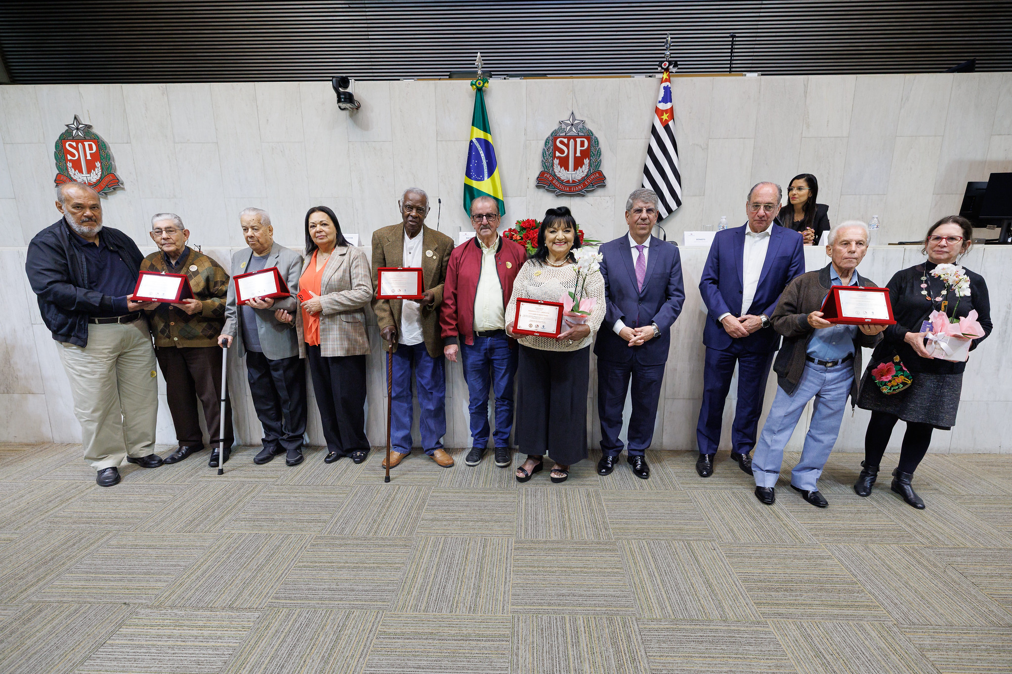 Associados mais antigos foram homenageados<a style='float:right;color:#ccc' href='https://www3.al.sp.gov.br/repositorio/noticia/N-11-2025/fg355809.jpg' target=_blank><i class='bi bi-zoom-in'></i> Clique para ver a imagem </a>