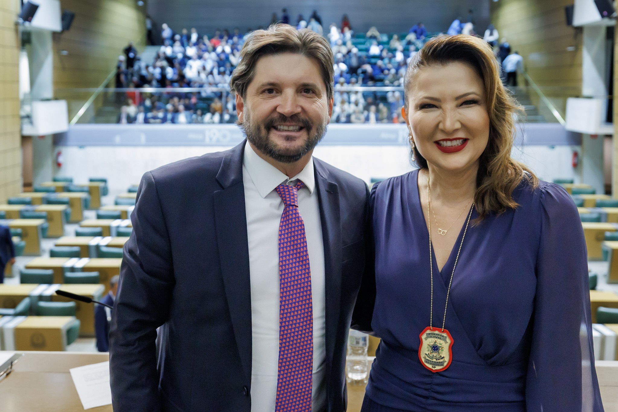 Dep. Andr do Prado empossa nova parlamentar<a style='float:right' href='https://www3.al.sp.gov.br/repositorio/noticia/N-11-2025/fg357681.jpg' target=_blank><img src='/_img/material-file-download-white.png' width='14px' alt='Clique para baixar a imagem'></a>