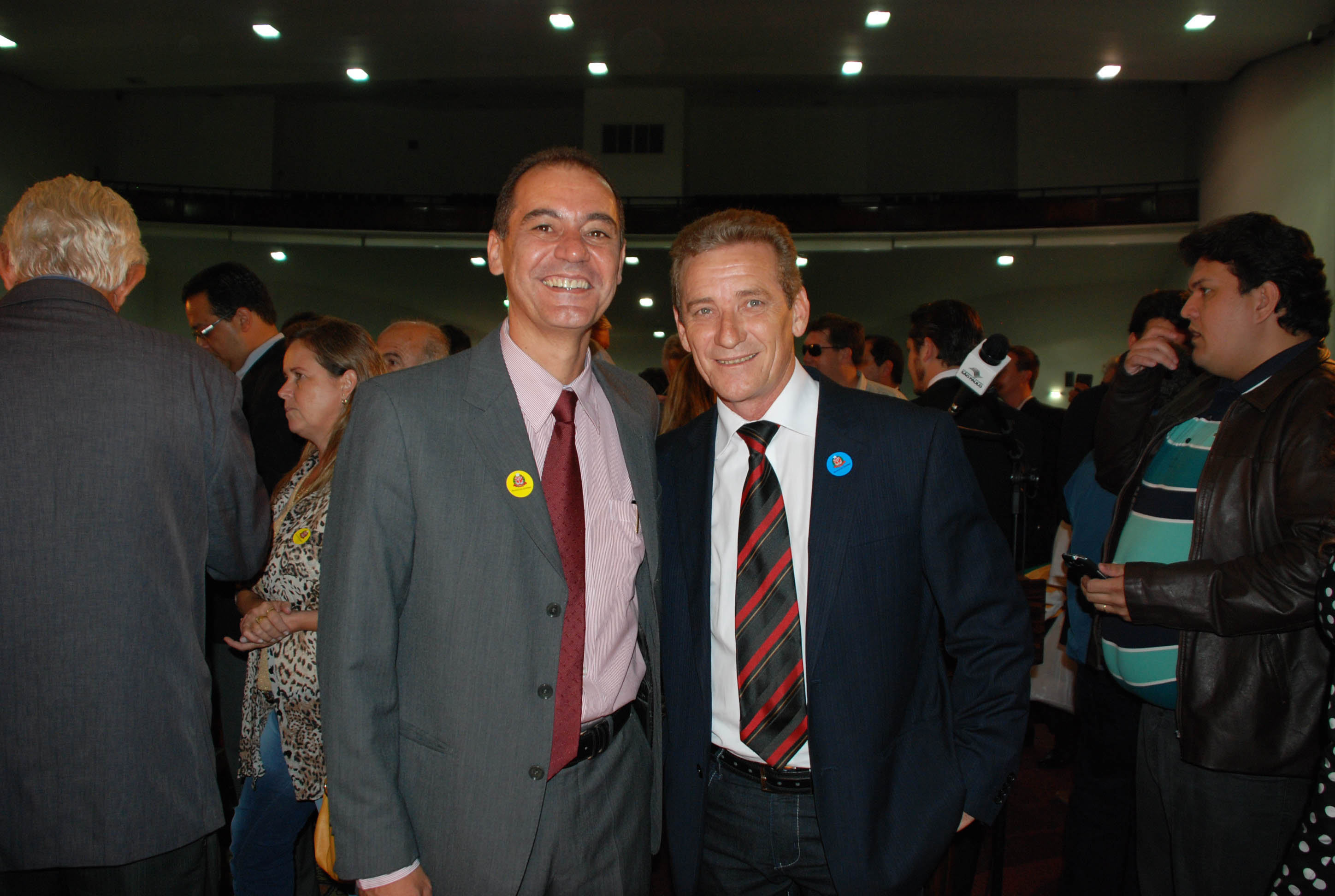 Prefeito Milton Carlos e o deputado Ed Thomas<a style='float:right;color:#ccc' href='https://www3.al.sp.gov.br/repositorio/noticia/N-12-2012/fg119671.jpg' target=_blank><i class='bi bi-zoom-in'></i> Clique para ver a imagem </a>