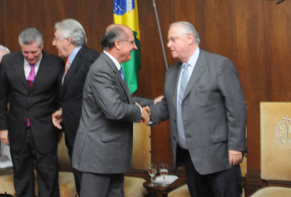 Geraldo Alckmin cumprimenta Barros Munhoz<a style='float:right;color:#ccc' href='https://www3.al.sp.gov.br/repositorio/noticia/N-12-2012/fg120362.jpg' target=_blank><i class='bi bi-zoom-in'></i> Clique para ver a imagem </a>