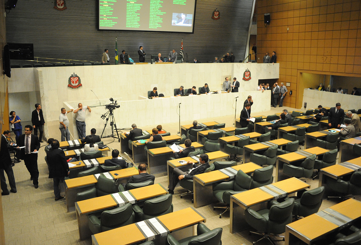 Trabalhos no plenrio da Assembleia <a style='float:right;color:#ccc' href='https://www3.al.sp.gov.br/repositorio/noticia/N-12-2012/fg120449.jpg' target=_blank><i class='bi bi-zoom-in'></i> Clique para ver a imagem </a>