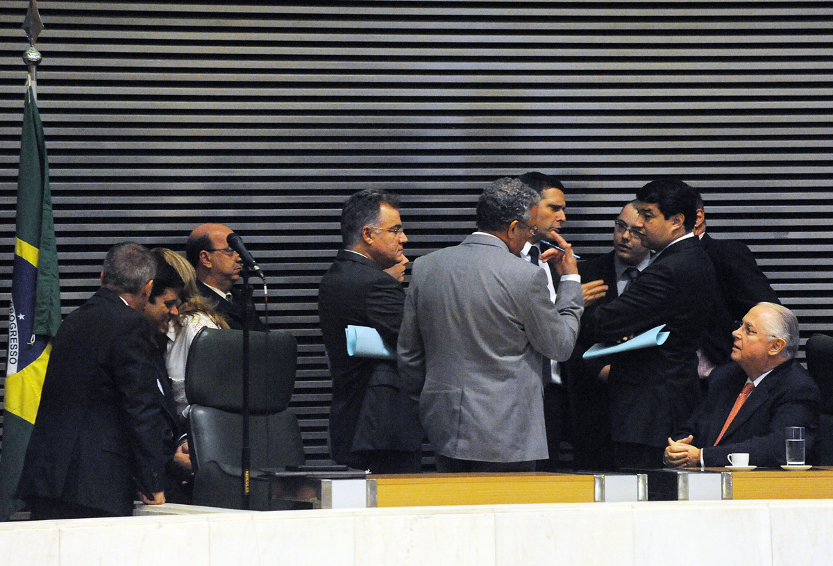 Deputados no plenrio da Assembleia <a style='float:right;color:#ccc' href='https://www3.al.sp.gov.br/repositorio/noticia/N-12-2012/fg120451.jpg' target=_blank><i class='bi bi-zoom-in'></i> Clique para ver a imagem </a>