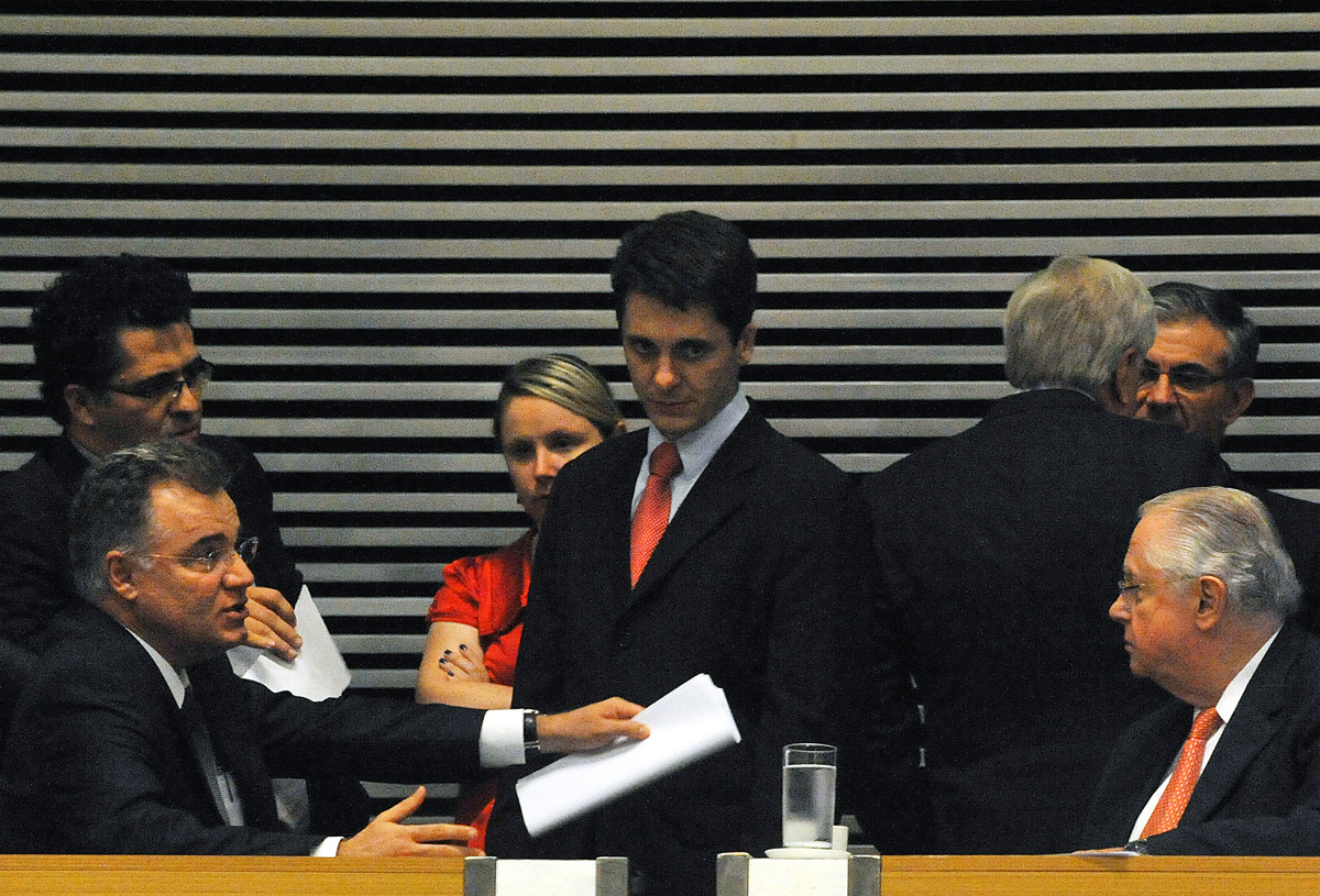 Em primeiro plano, Samuel Moreira, Alex Manente e Barros Munhoz <a style='float:right;color:#ccc' href='https://www3.al.sp.gov.br/repositorio/noticia/N-12-2012/fg120513.jpg' target=_blank><i class='bi bi-zoom-in'></i> Clique para ver a imagem </a>