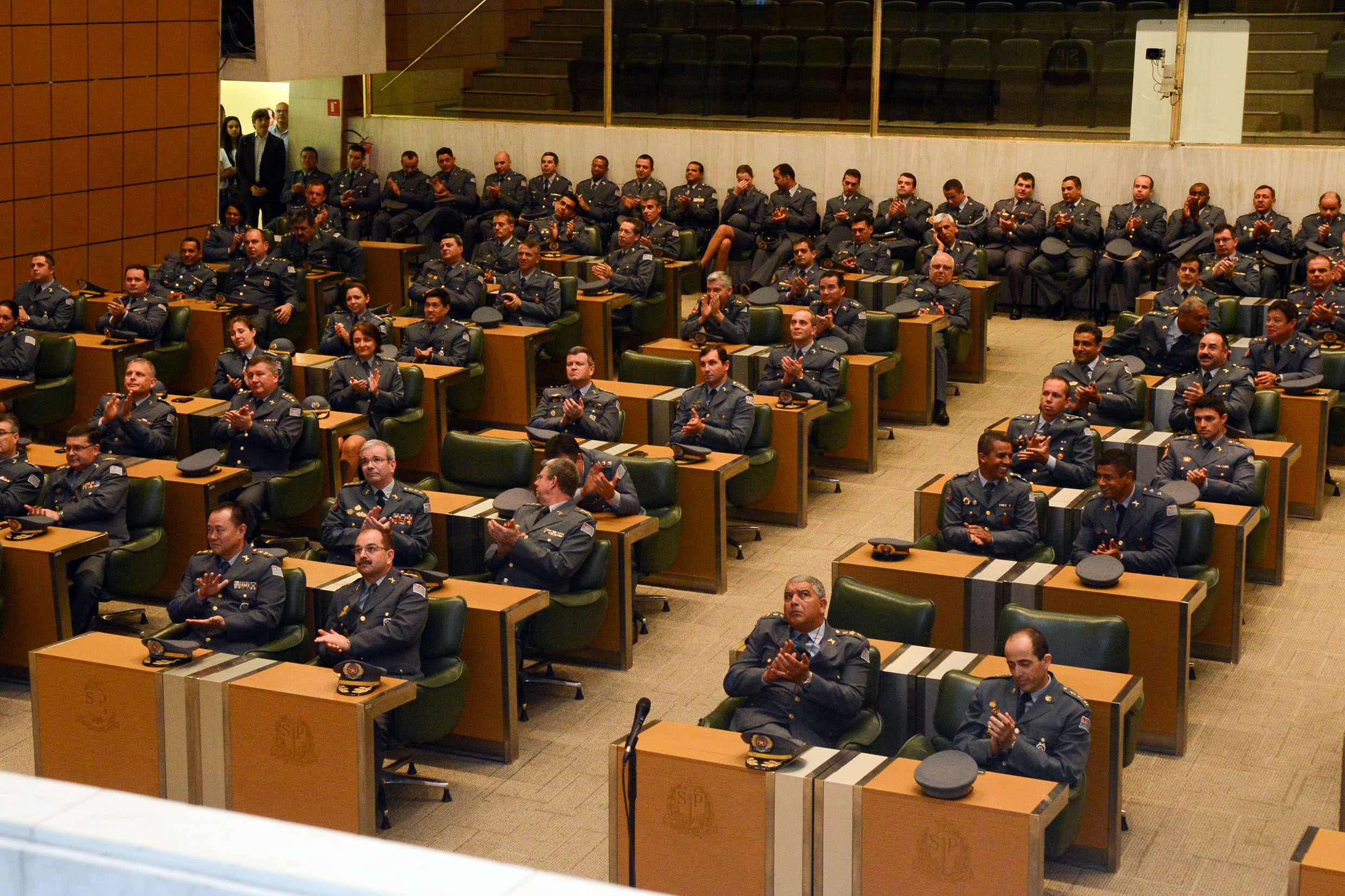 Militares no plenrio JK<a style='float:right;color:#ccc' href='https://www3.al.sp.gov.br/repositorio/noticia/N-12-2013/fg150052.jpg' target=_blank><i class='bi bi-zoom-in'></i> Clique para ver a imagem </a>