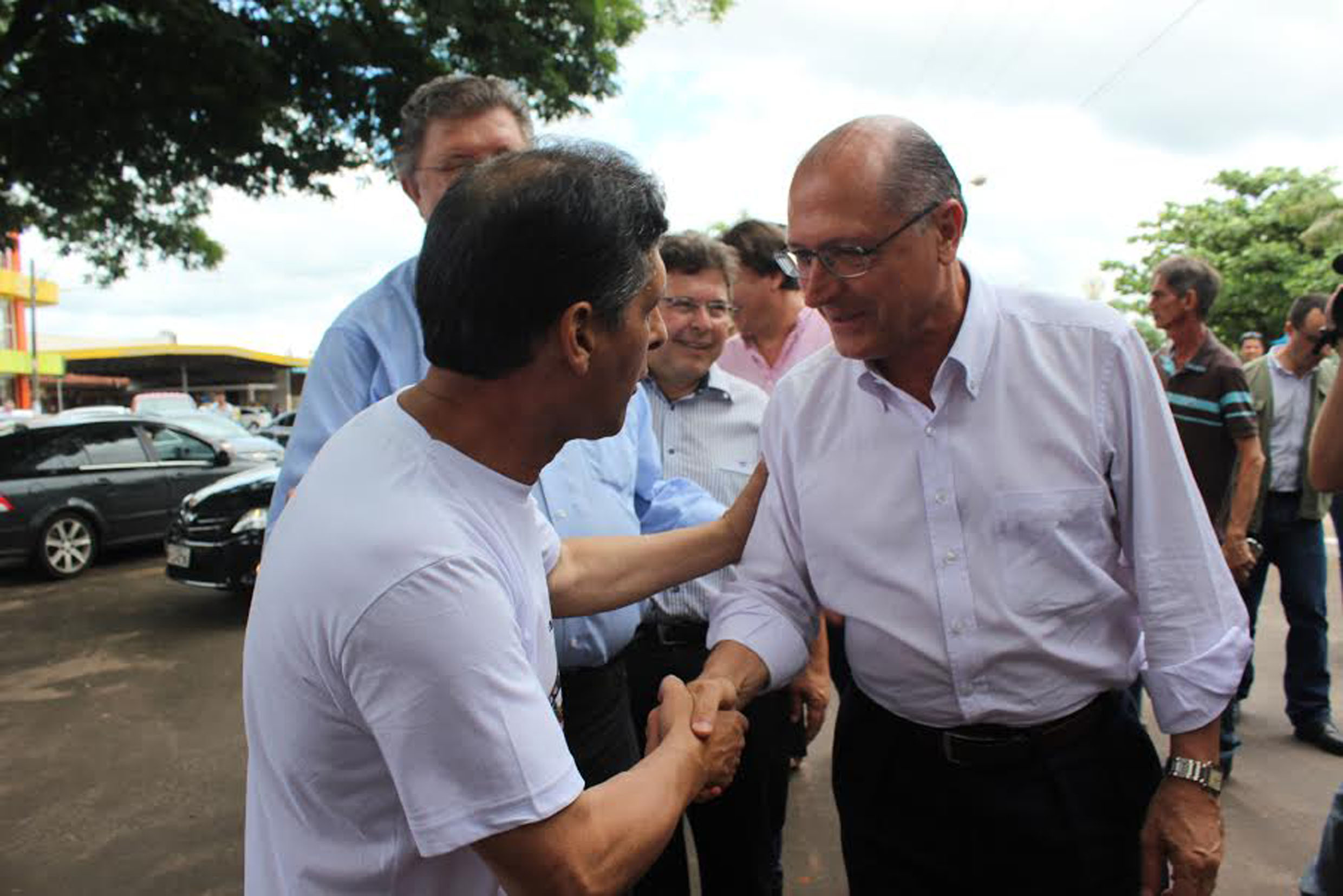 Sebastio cumprimenta Alckmin<a style='float:right;color:#ccc' href='https://www3.al.sp.gov.br/repositorio/noticia/N-12-2013/fg156806.jpg' target=_blank><i class='bi bi-zoom-in'></i> Clique para ver a imagem </a>