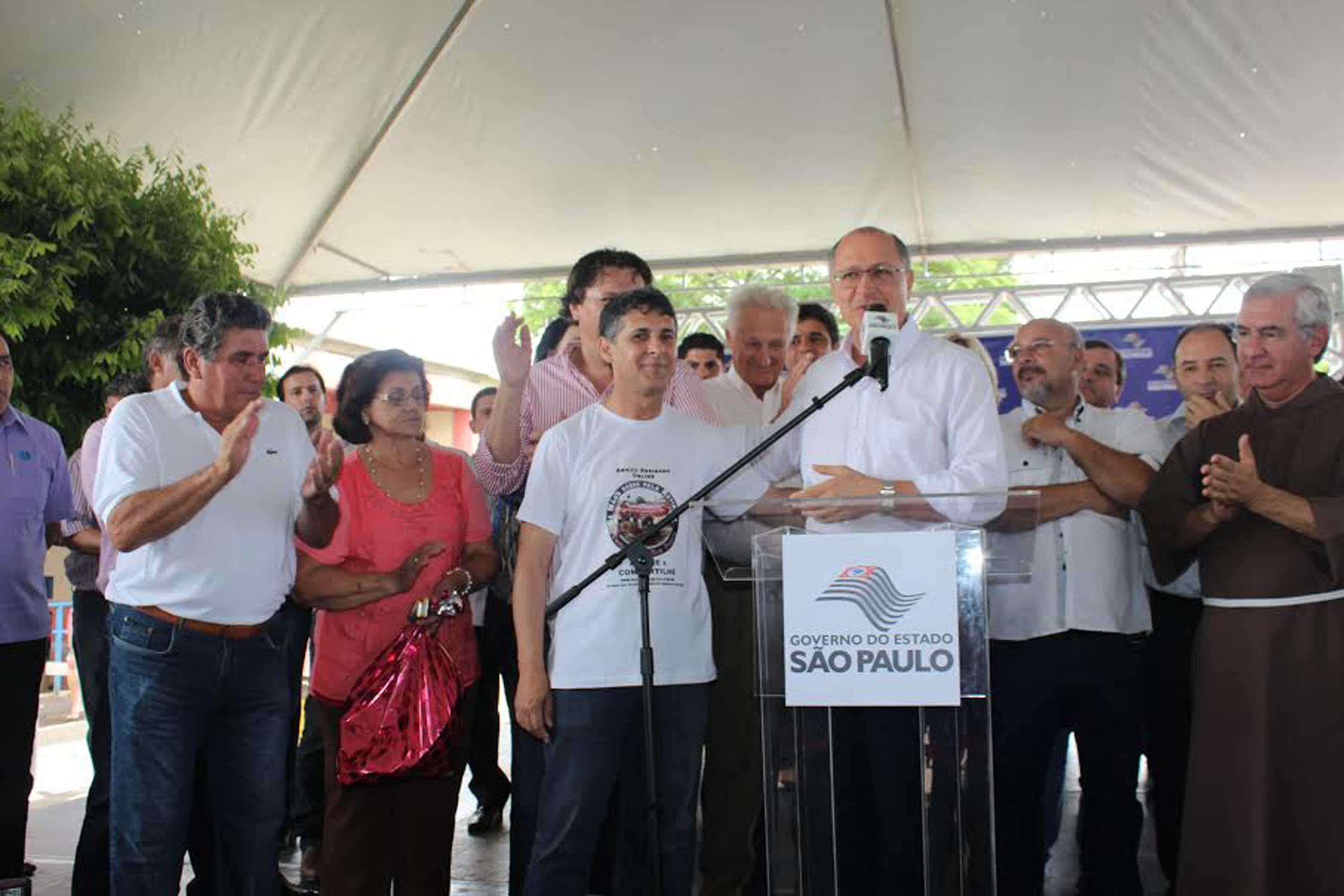 Sebastio Santos ao lado de Geraldo Alckmin (ao microfone)<a style='float:right;color:#ccc' href='https://www3.al.sp.gov.br/repositorio/noticia/N-12-2013/fg156861.jpg' target=_blank><i class='bi bi-zoom-in'></i> Clique para ver a imagem </a>