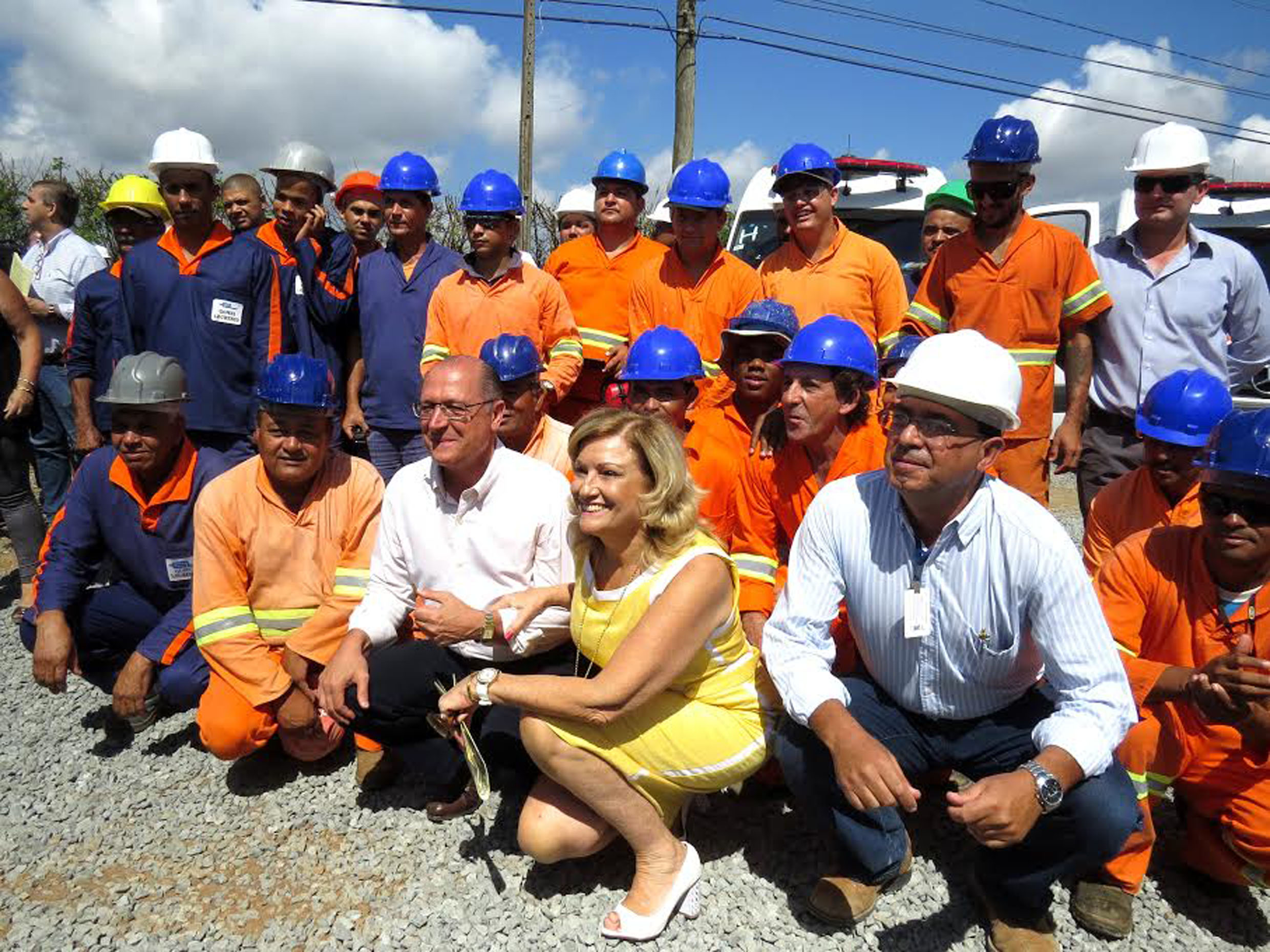 Geraldo Alckmin e Maria Lcia Amary com trabalhadores<a style='float:right;color:#ccc' href='https://www3.al.sp.gov.br/repositorio/noticia/N-12-2013/fg156866.jpg' target=_blank><i class='bi bi-zoom-in'></i> Clique para ver a imagem </a>