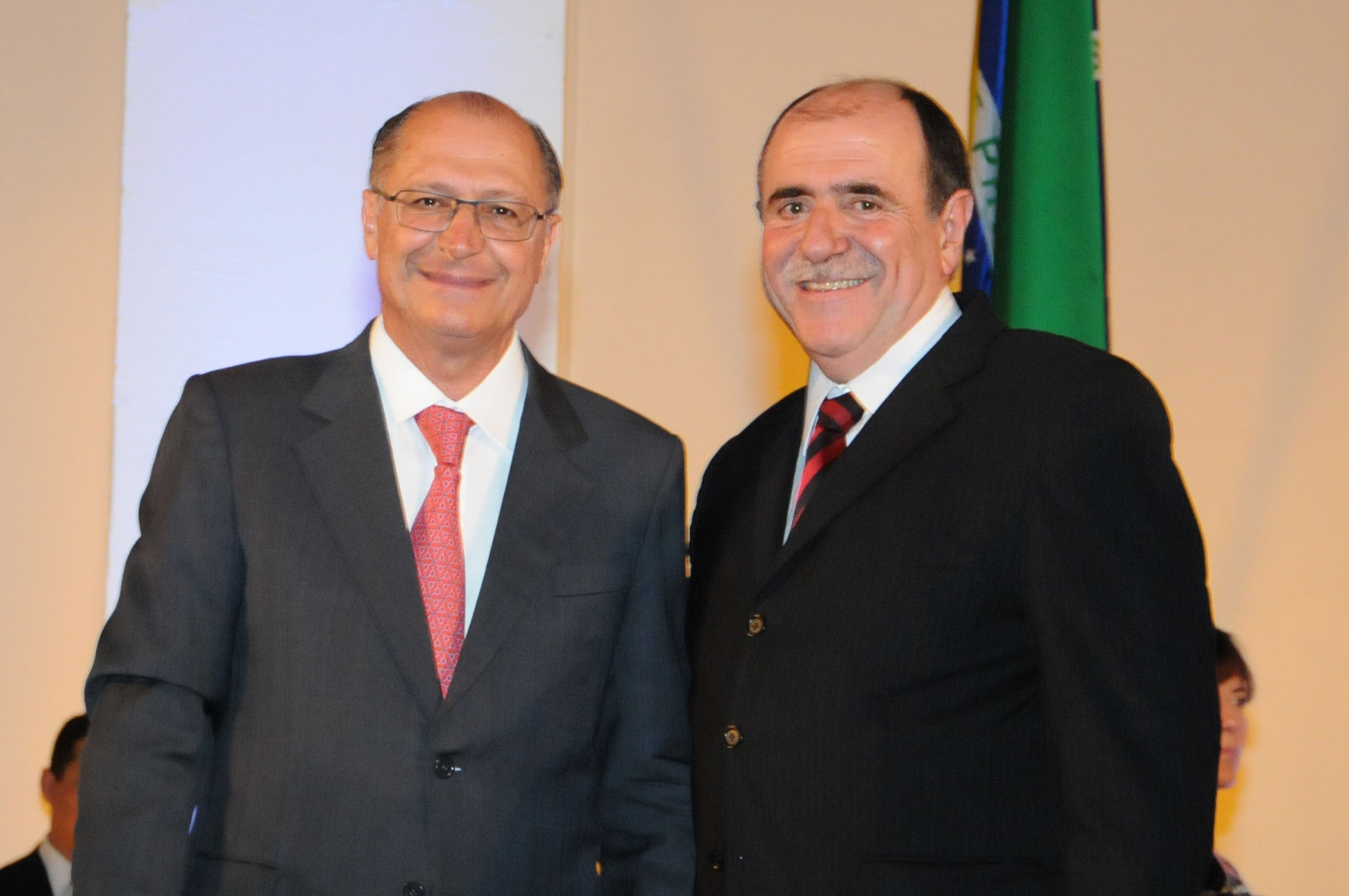 Alckmin e Caramez<a style='float:right;color:#ccc' href='https://www3.al.sp.gov.br/repositorio/noticia/N-12-2013/fg157033.jpg' target=_blank><i class='bi bi-zoom-in'></i> Clique para ver a imagem </a>