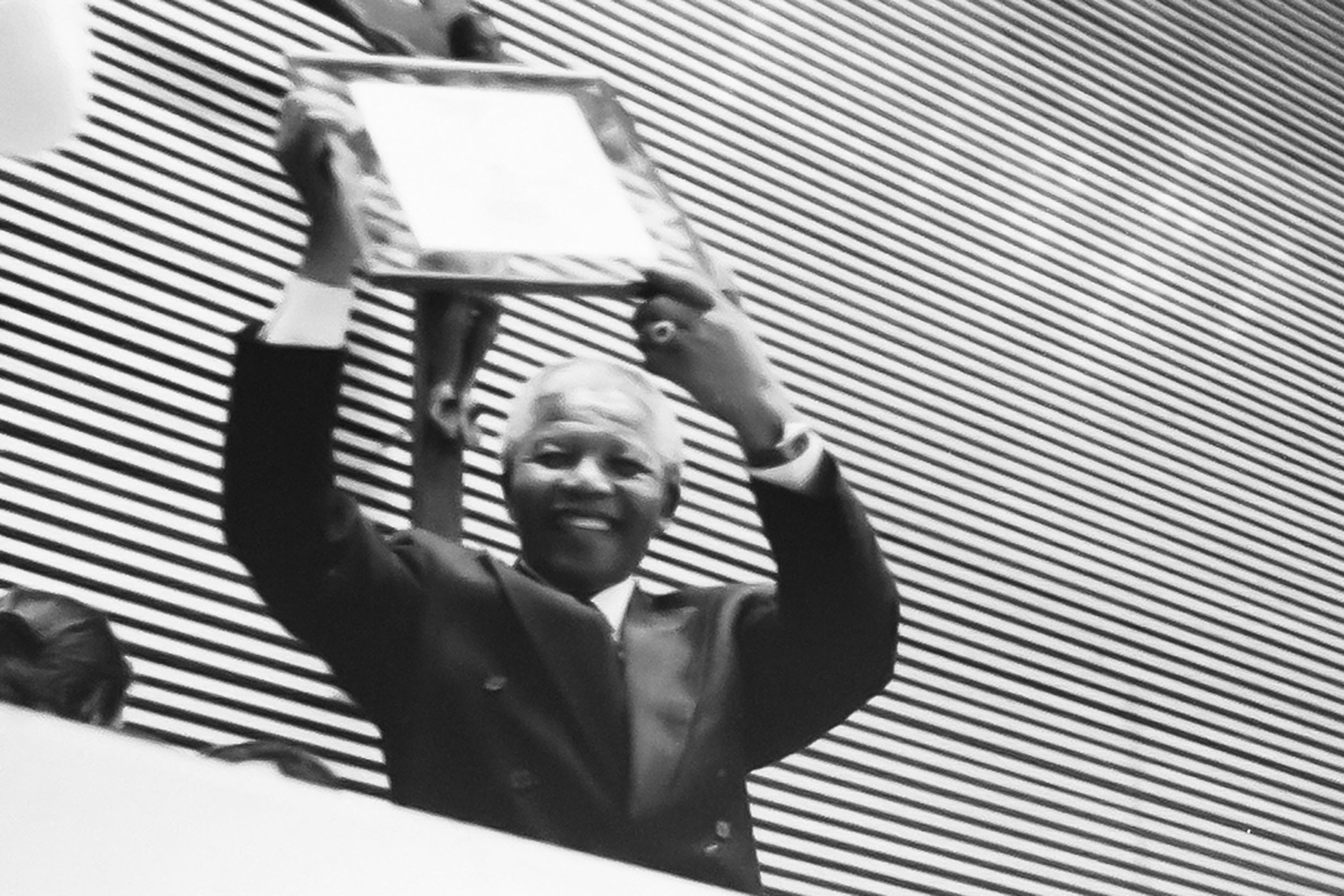 Nelson Mandela  homenageado pela Assembleia em 1991, no plenrio JK<a style='float:right;color:#ccc' href='https://www3.al.sp.gov.br/repositorio/noticia/N-12-2013/fg157050.jpg' target=_blank><i class='bi bi-zoom-in'></i> Clique para ver a imagem </a>