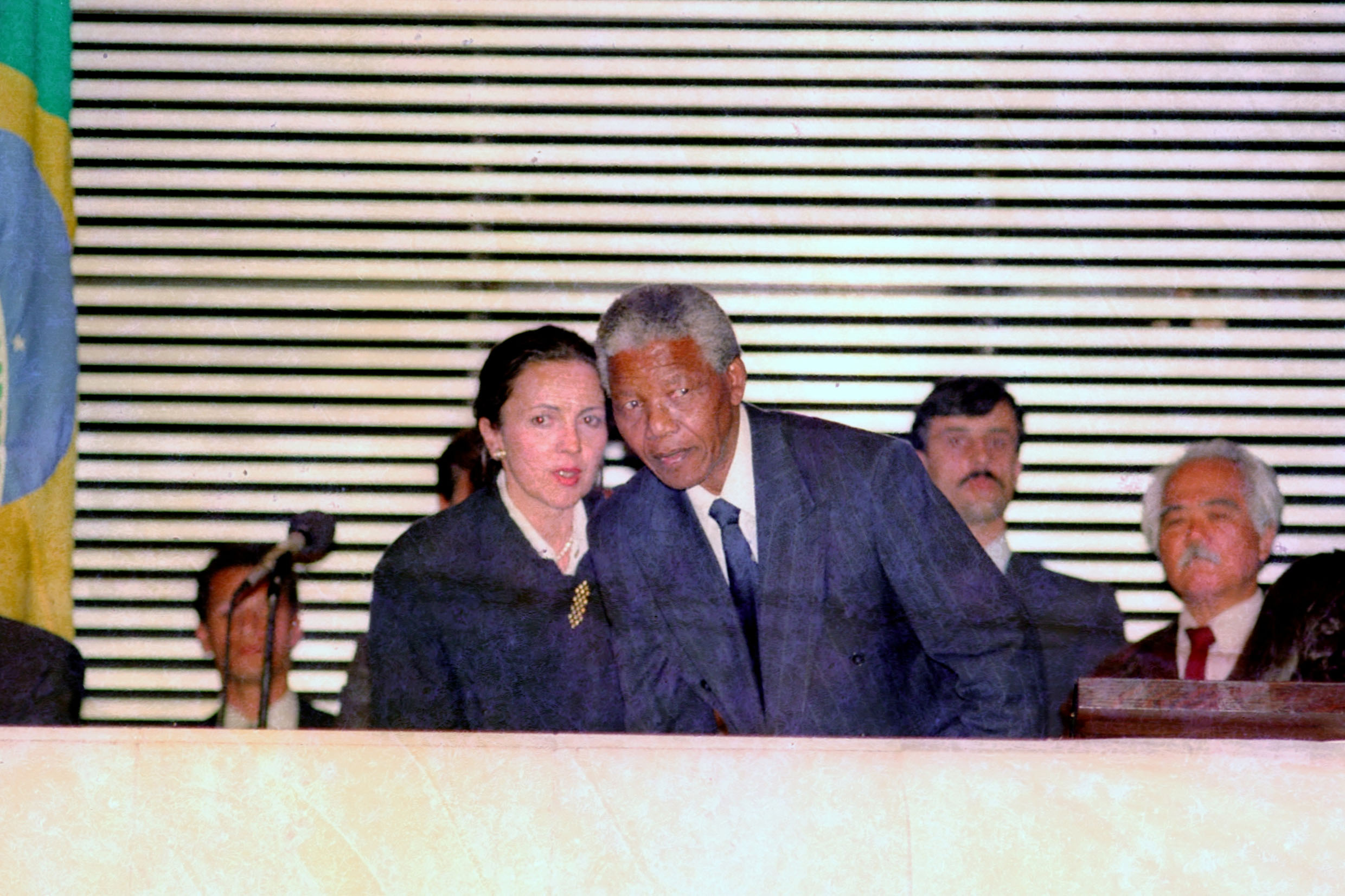 Nelson Mandela na Assembleia Legislativa <a style='float:right;color:#ccc' href='https://www3.al.sp.gov.br/repositorio/noticia/N-12-2013/fg157058.jpg' target=_blank><i class='bi bi-zoom-in'></i> Clique para ver a imagem </a>