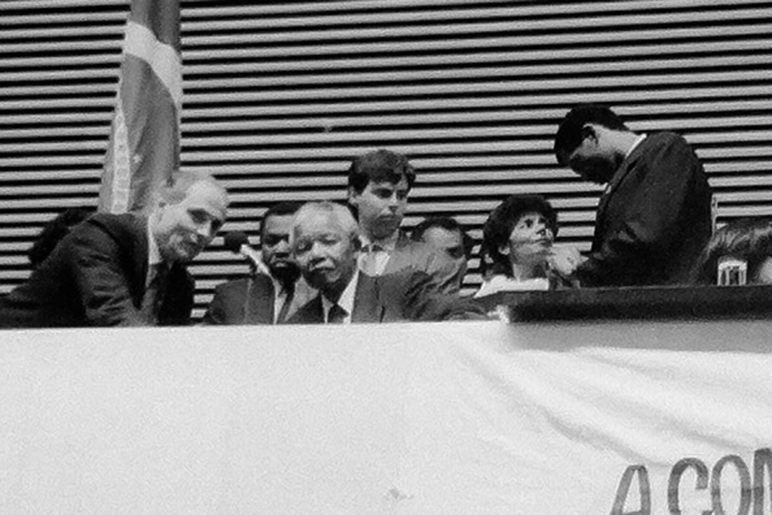 Eduardo Suplicy e Nelson Mandela durante homenagem ao lder africano contra o apartheid<a style='float:right;color:#ccc' href='https://www3.al.sp.gov.br/repositorio/noticia/N-12-2013/fg157072.jpg' target=_blank><i class='bi bi-zoom-in'></i> Clique para ver a imagem </a>