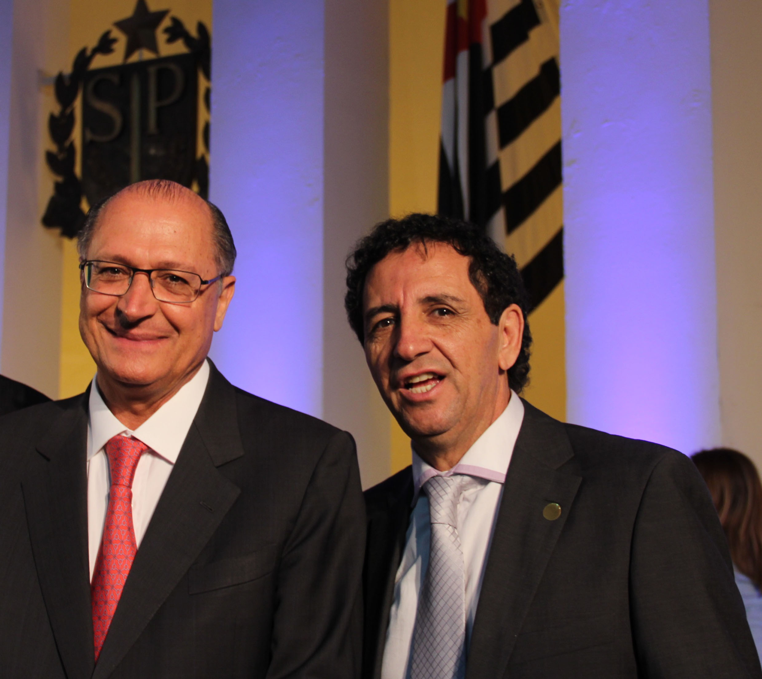 Governador Geraldo Alckmin e deputado Gilson de Souza<a style='float:right;color:#ccc' href='https://www3.al.sp.gov.br/repositorio/noticia/N-12-2013/fg157342.jpg' target=_blank><i class='bi bi-zoom-in'></i> Clique para ver a imagem </a>