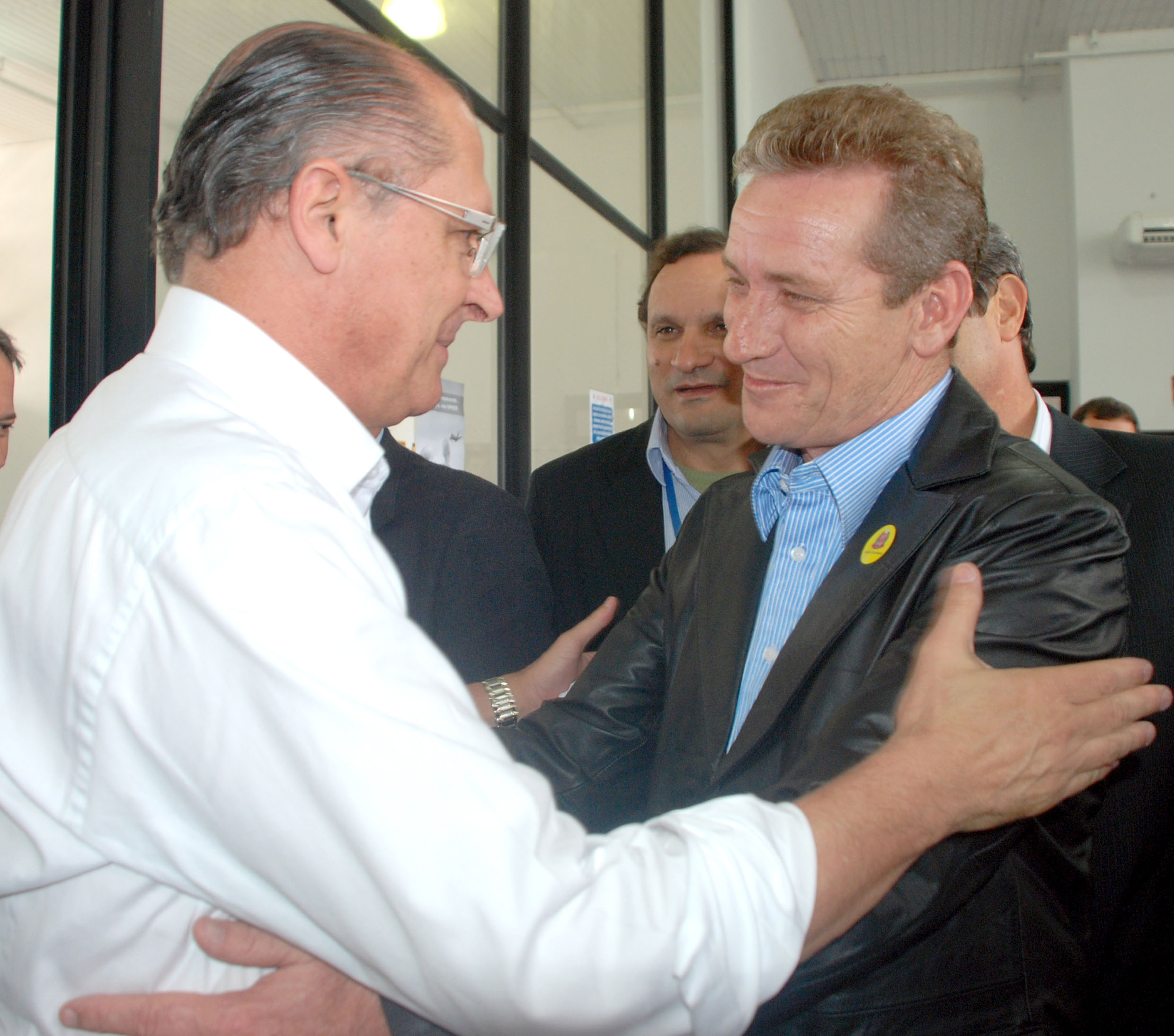 Alckmin recebe cumprimentos de Ed Thomas<a style='float:right;color:#ccc' href='https://www3.al.sp.gov.br/repositorio/noticia/N-12-2013/fg157343.jpg' target=_blank><i class='bi bi-zoom-in'></i> Clique para ver a imagem </a>