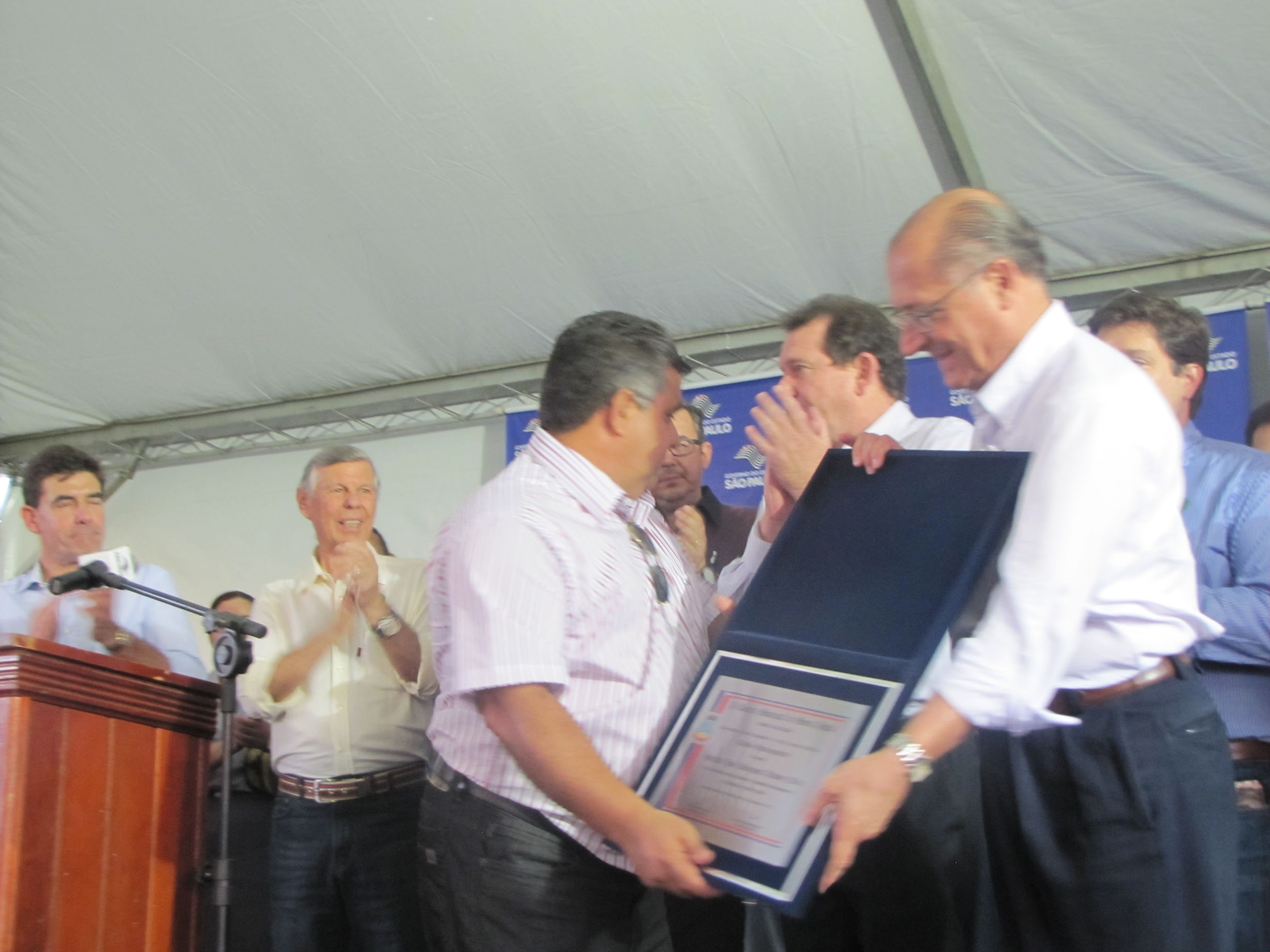 Nogueira, Gasparini e Benedetti aplaudem Darci na entrega do diploma de cidadania ao governador Alckmin<a style='float:right;color:#ccc' href='https://www3.al.sp.gov.br/repositorio/noticia/N-12-2013/fg157637.jpg' target=_blank><i class='bi bi-zoom-in'></i> Clique para ver a imagem </a>