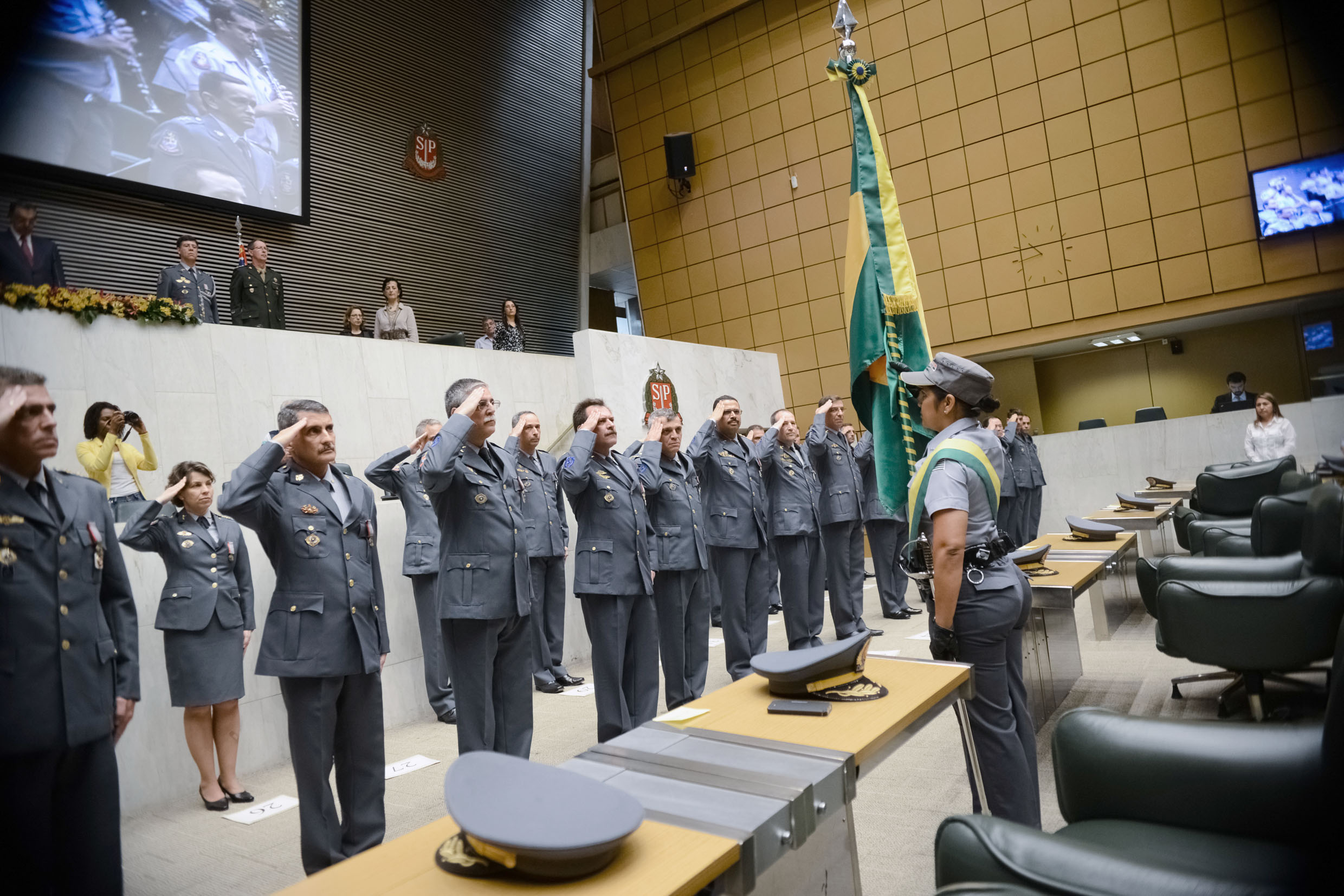Policiais militares sadam bandeira nacional<a style='float:right;color:#ccc' href='https://www3.al.sp.gov.br/repositorio/noticia/N-12-2014/fg166378.jpg' target=_blank><i class='bi bi-zoom-in'></i> Clique para ver a imagem </a>