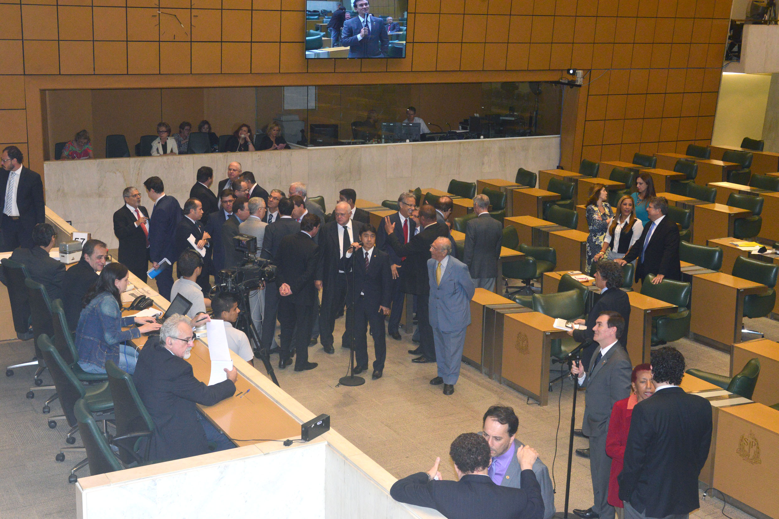 Plenrio da Assembleia na tarde desta tera-feira, 01/12 <a style='float:right;color:#ccc' href='https://www3.al.sp.gov.br/repositorio/noticia/N-12-2015/fg181411.jpg' target=_blank><i class='bi bi-zoom-in'></i> Clique para ver a imagem </a>