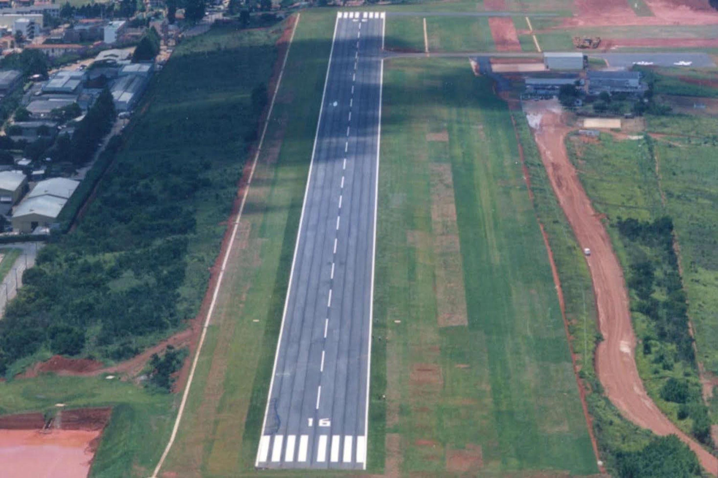 Vista do aeroporto de Bragana<a style='float:right;color:#ccc' href='https://www3.al.sp.gov.br/repositorio/noticia/N-12-2015/fg182012.jpg' target=_blank><i class='bi bi-zoom-in'></i> Clique para ver a imagem </a>