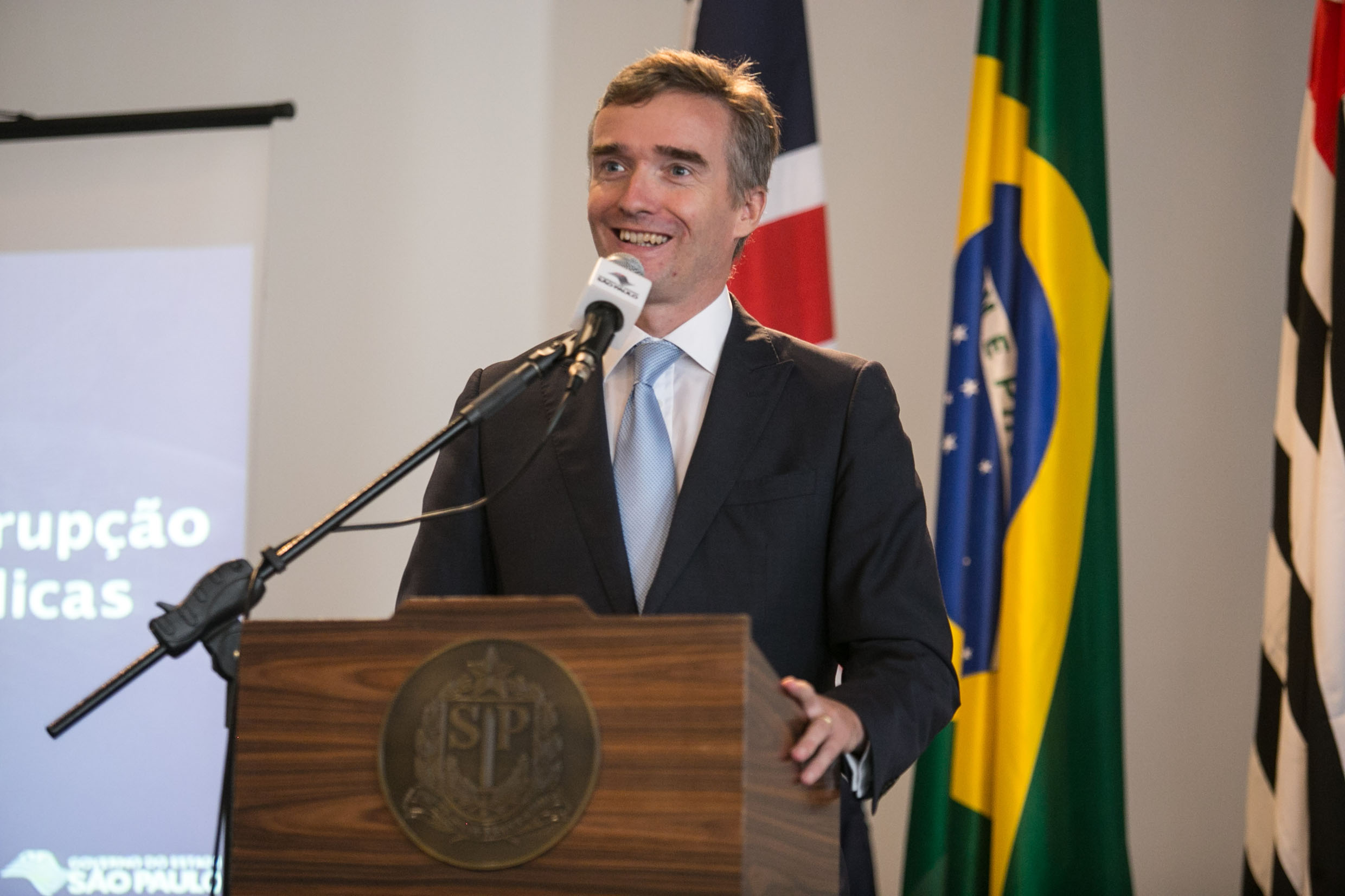 Alex Elis, embaixador do Reino Unido no Brasil <a style='float:right;color:#ccc' href='https://www3.al.sp.gov.br/repositorio/noticia/N-12-2015/fg182596.jpg' target=_blank><i class='bi bi-zoom-in'></i> Clique para ver a imagem </a>