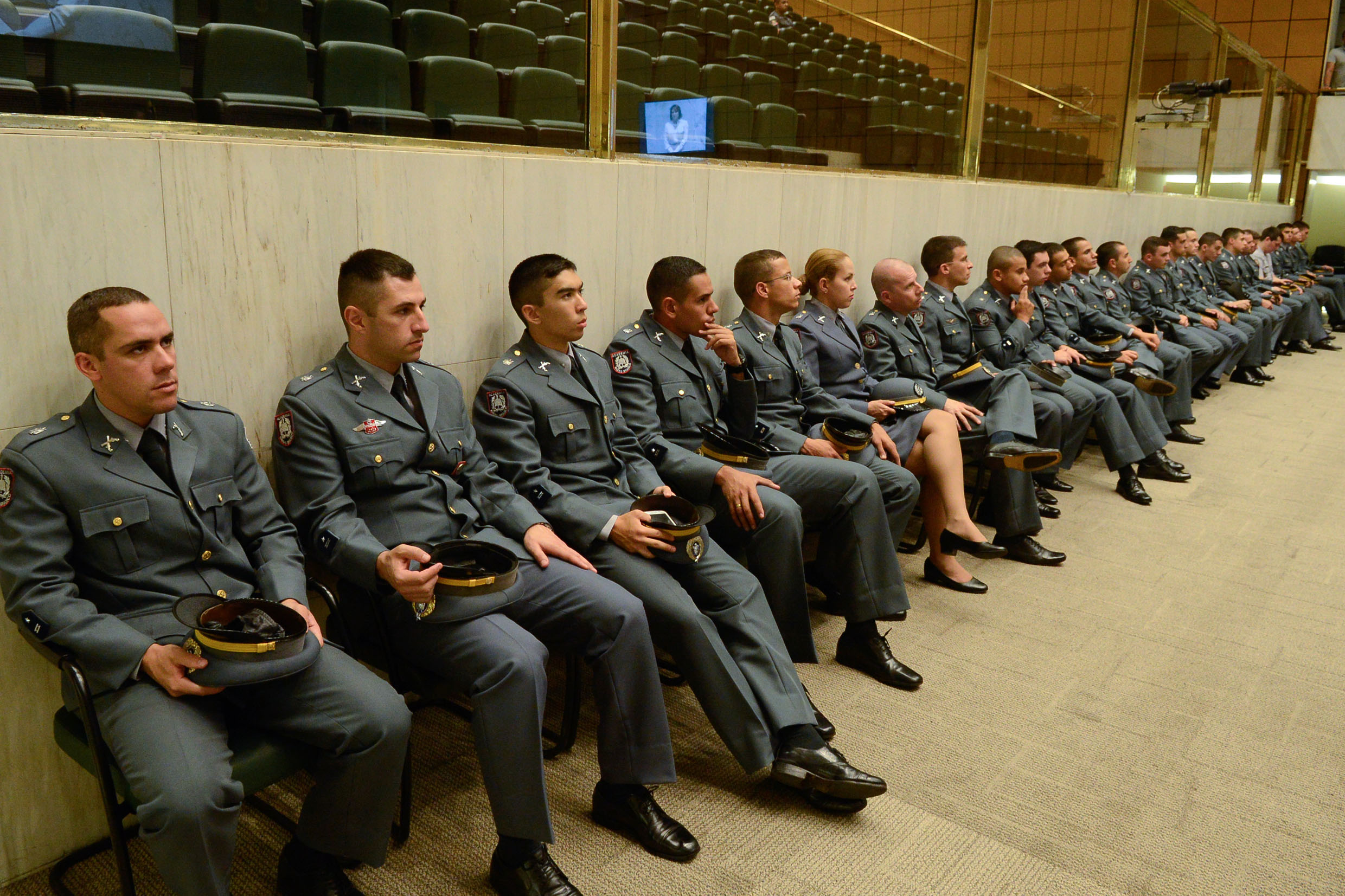 Oficiais da Polcia Militar<a style='float:right;color:#ccc' href='https://www3.al.sp.gov.br/repositorio/noticia/N-12-2015/fg182626.jpg' target=_blank><i class='bi bi-zoom-in'></i> Clique para ver a imagem </a>