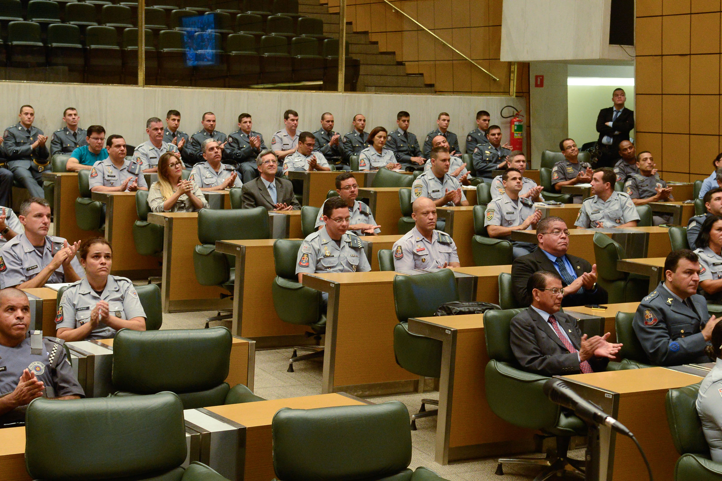 Oficiais da Polcia Militar<a style='float:right;color:#ccc' href='https://www3.al.sp.gov.br/repositorio/noticia/N-12-2015/fg182628.jpg' target=_blank><i class='bi bi-zoom-in'></i> Clique para ver a imagem </a>