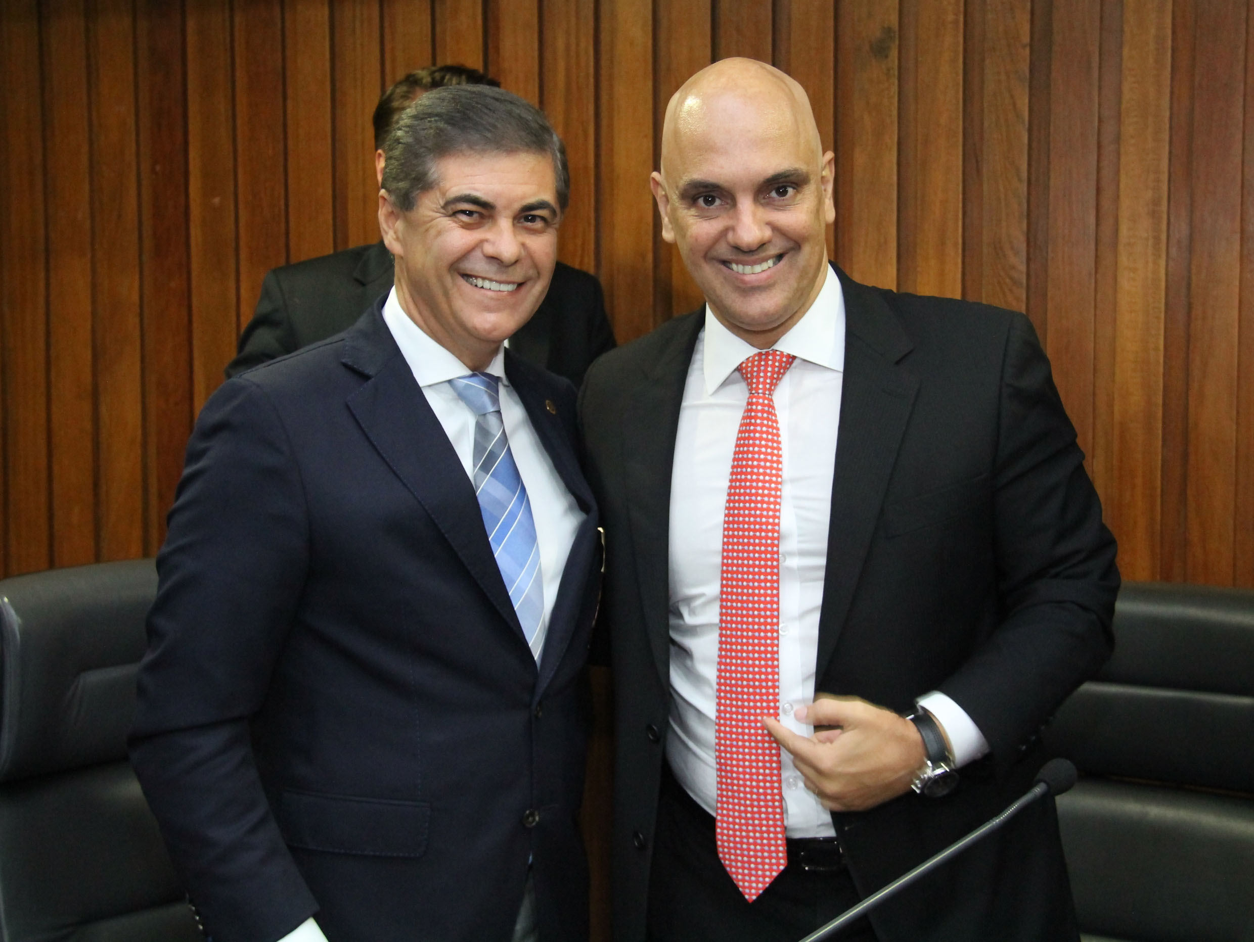 Gil Lancaster e Alexandre de Moraes<a style='float:right;color:#ccc' href='https://www3.al.sp.gov.br/repositorio/noticia/N-12-2015/fg182655.jpg' target=_blank><i class='bi bi-zoom-in'></i> Clique para ver a imagem </a>