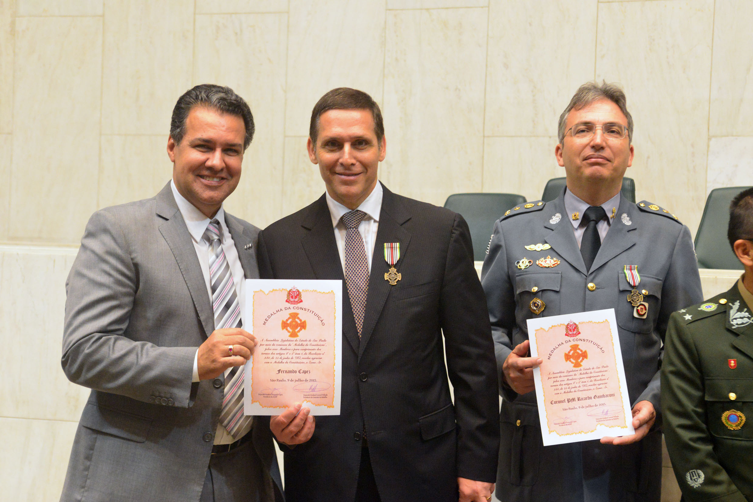 Fernando Capez (centro) e Ricardo Cambaroni ( dir.) exibem diplomas da medalha da Constituinte<a style='float:right;color:#ccc' href='https://www3.al.sp.gov.br/repositorio/noticia/N-12-2015/fg182867.jpg' target=_blank><i class='bi bi-zoom-in'></i> Clique para ver a imagem </a>