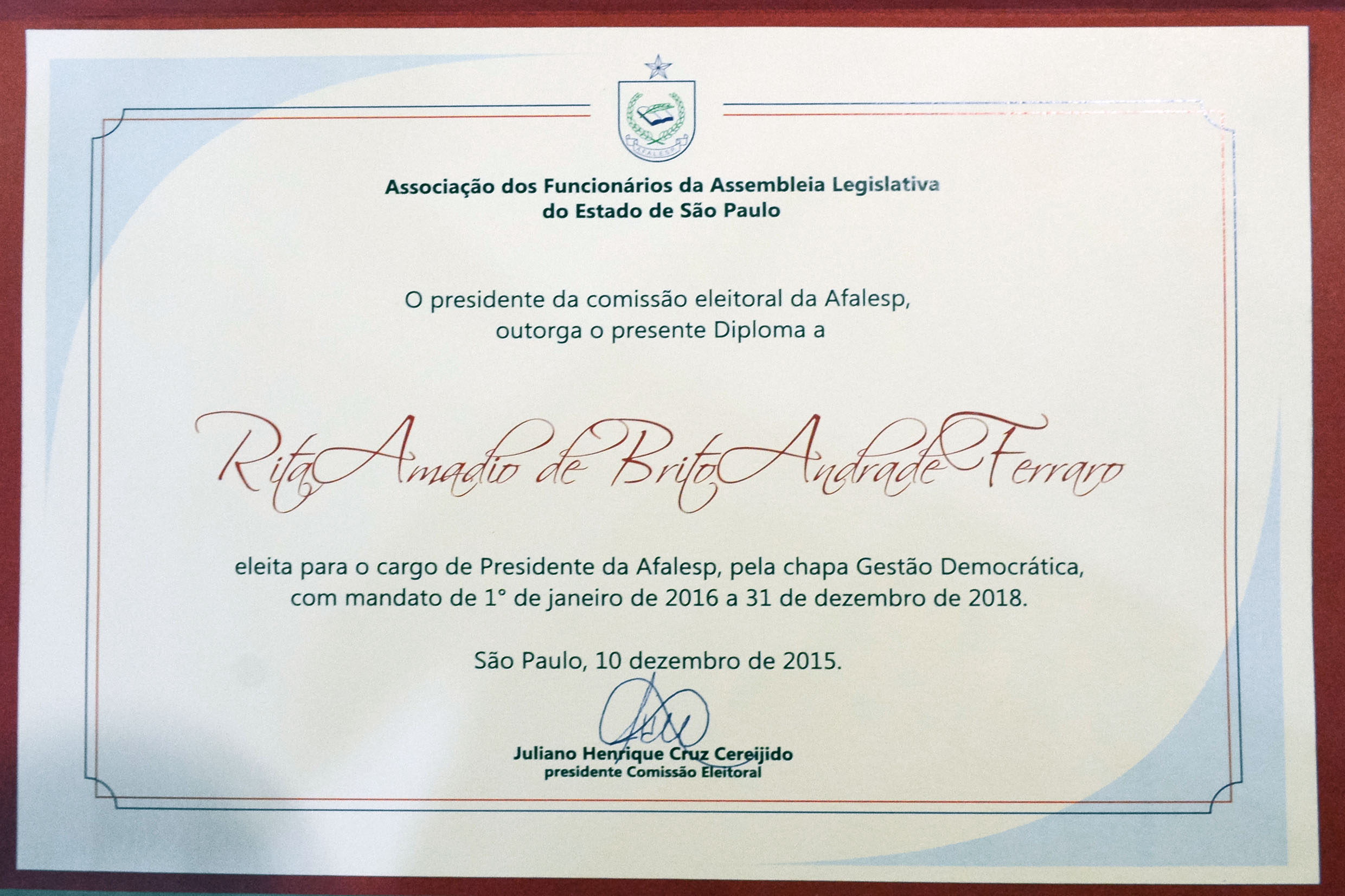 Diploma de posse da nova presidente da Afalesp<a style='float:right;color:#ccc' href='https://www3.al.sp.gov.br/repositorio/noticia/N-12-2015/fg182870.jpg' target=_blank><i class='bi bi-zoom-in'></i> Clique para ver a imagem </a>