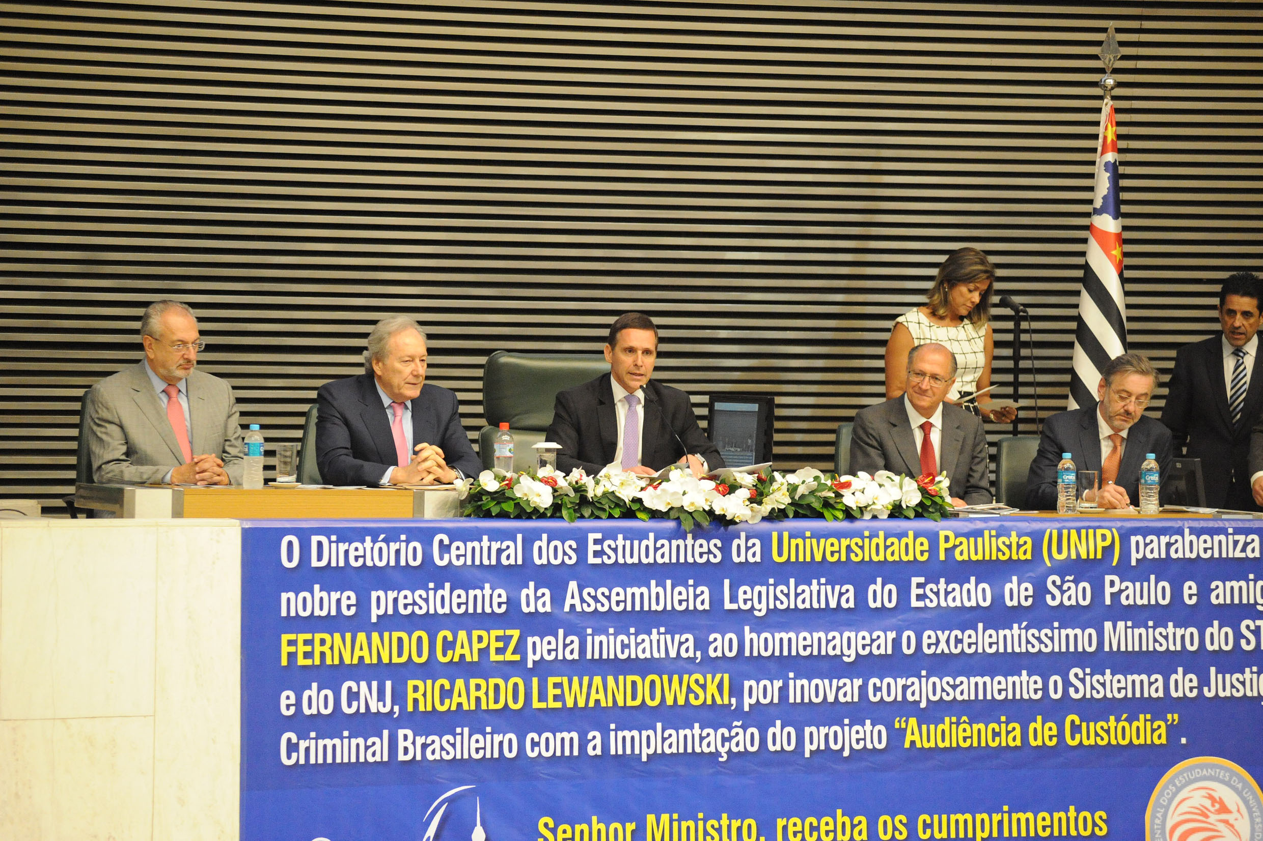 Nalini, Lewandowski, Capez, Alckmin, Elias Rosa e Delegado Olim <a style='float:right;color:#ccc' href='https://www3.al.sp.gov.br/repositorio/noticia/N-12-2015/fg182958.jpg' target=_blank><i class='bi bi-zoom-in'></i> Clique para ver a imagem </a>