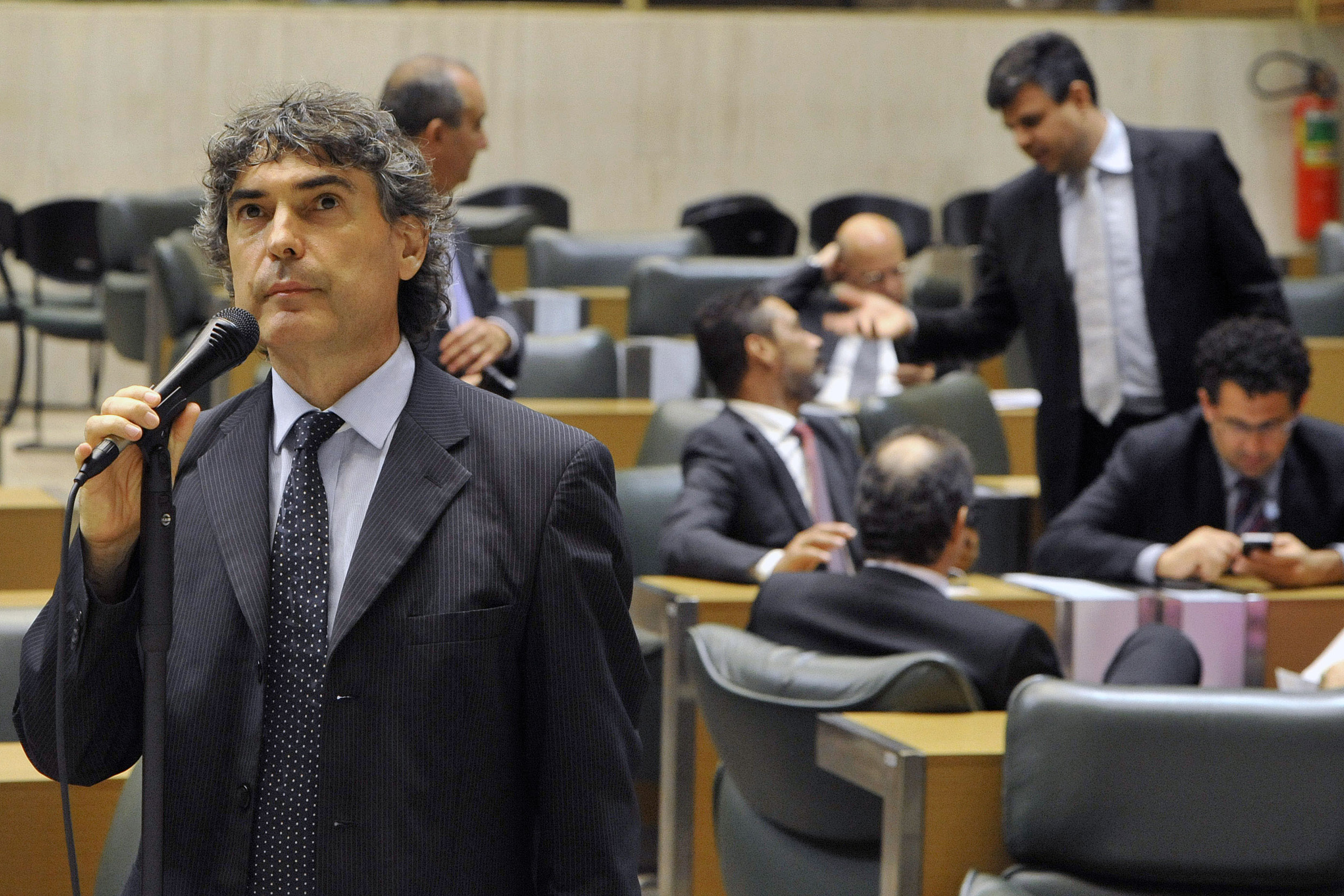 Carlos Giannazi durante votao de propostas parlamentares <a style='float:right;color:#ccc' href='https://www3.al.sp.gov.br/repositorio/noticia/N-12-2015/fg183053.jpg' target=_blank><i class='bi bi-zoom-in'></i> Clique para ver a imagem </a>