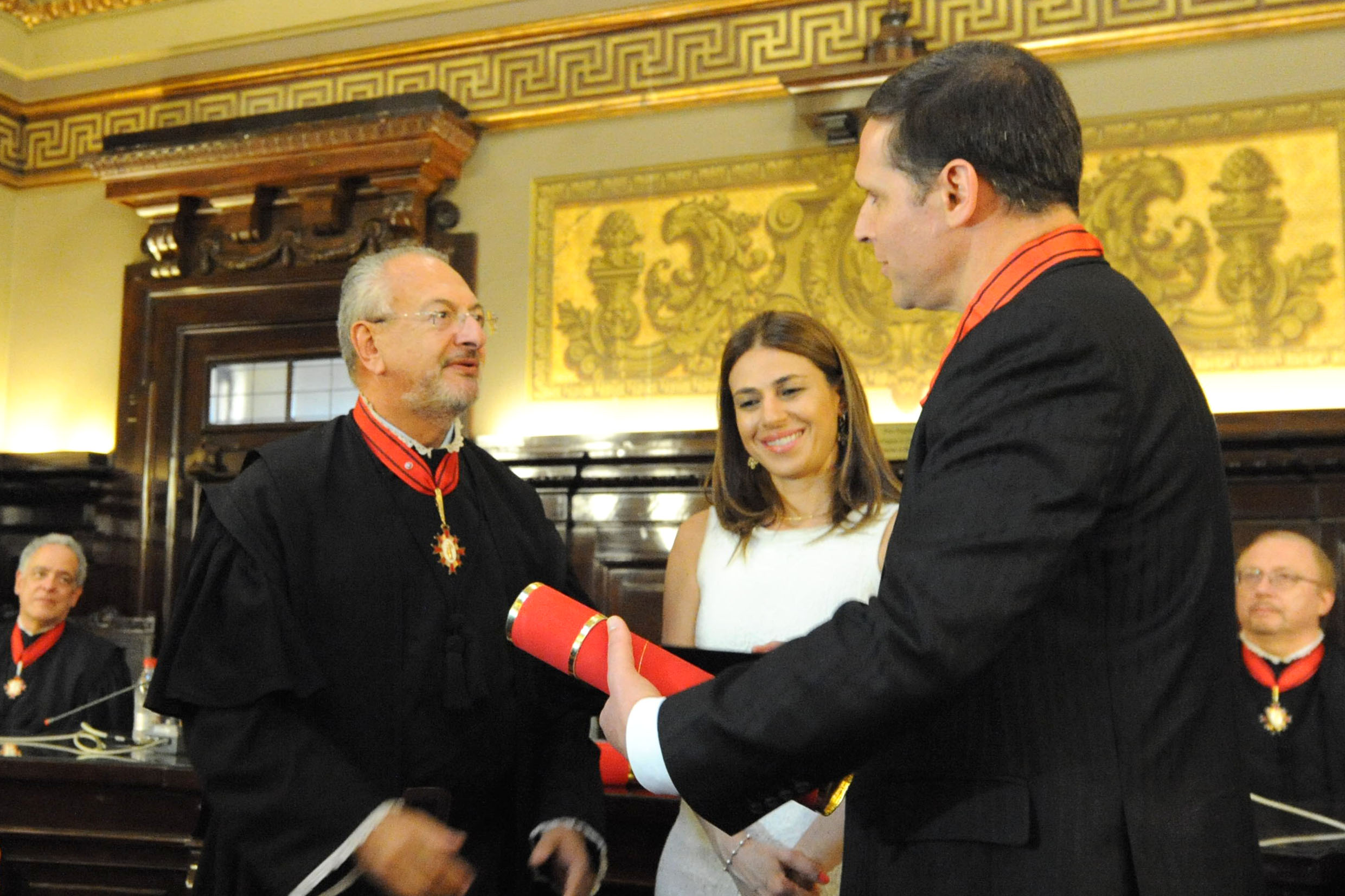 Fernando Capez (dir) ao lado de sua esposa Valria Capez, recebe diploma de Jos Renato Nalini <a style='float:right;color:#ccc' href='https://www3.al.sp.gov.br/repositorio/noticia/N-12-2015/fg183055.jpg' target=_blank><i class='bi bi-zoom-in'></i> Clique para ver a imagem </a>