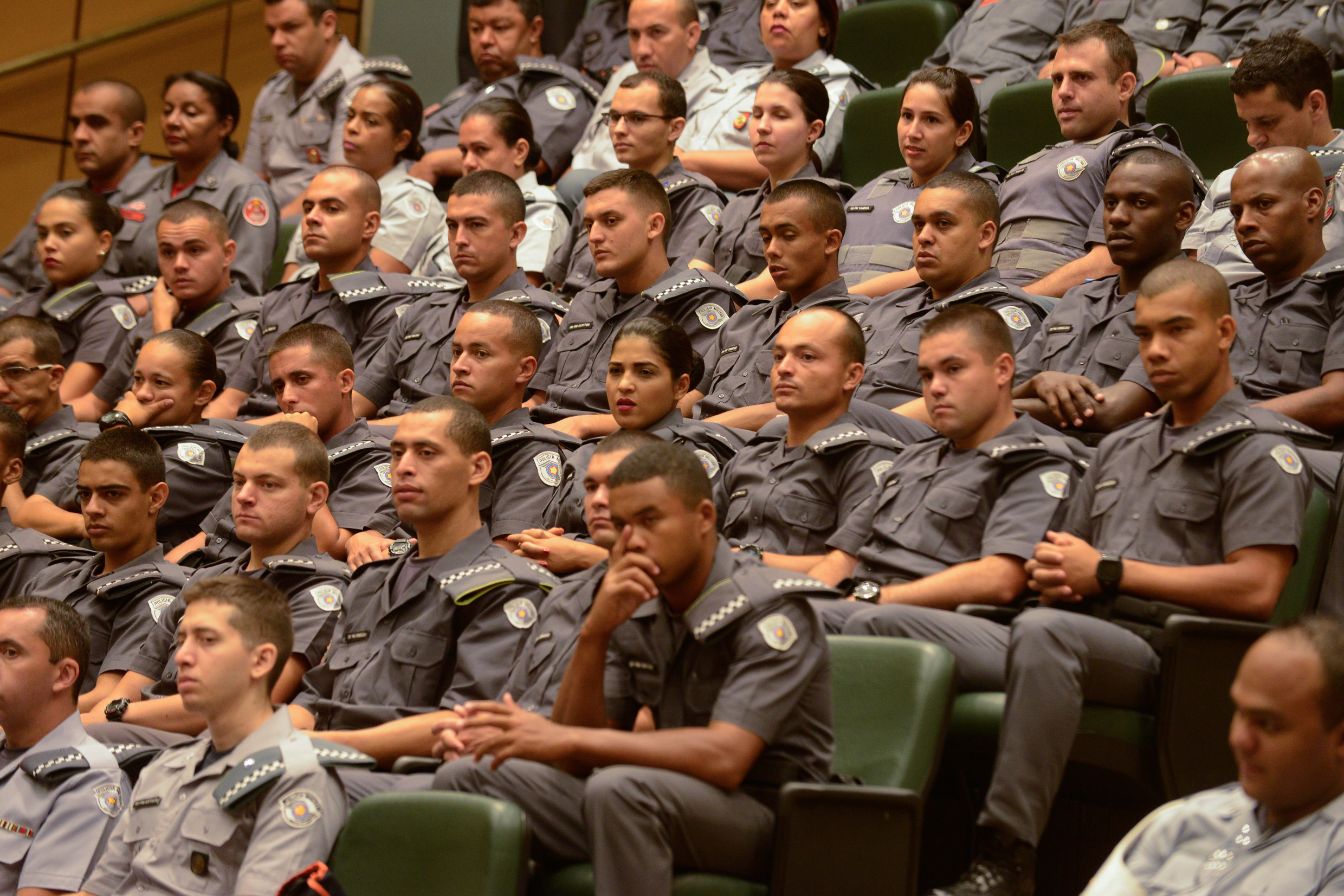Policiais militares durante a cerimnia<a style='float:right;color:#ccc' href='https://www3.al.sp.gov.br/repositorio/noticia/N-12-2016/fg197554.jpg' target=_blank><i class='bi bi-zoom-in'></i> Clique para ver a imagem </a>