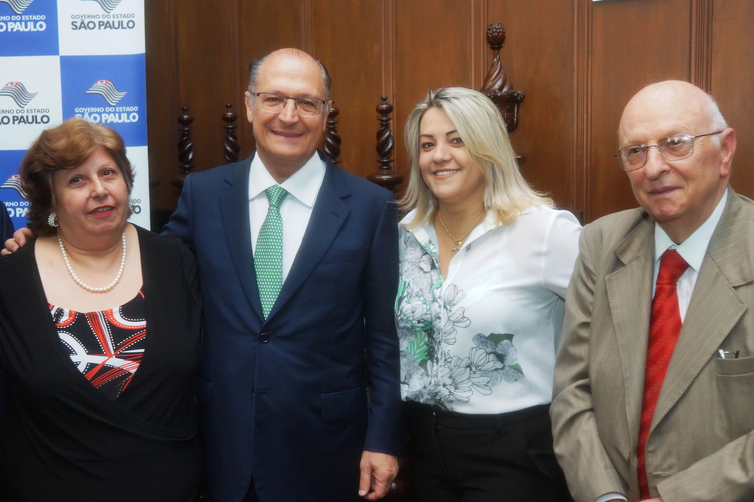 Sandra, Alckmin, Rosa Pellegrino e Schiavi<a style='float:right;color:#ccc' href='https://www3.al.sp.gov.br/repositorio/noticia/N-12-2016/fg197826.jpg' target=_blank><i class='bi bi-zoom-in'></i> Clique para ver a imagem </a>
