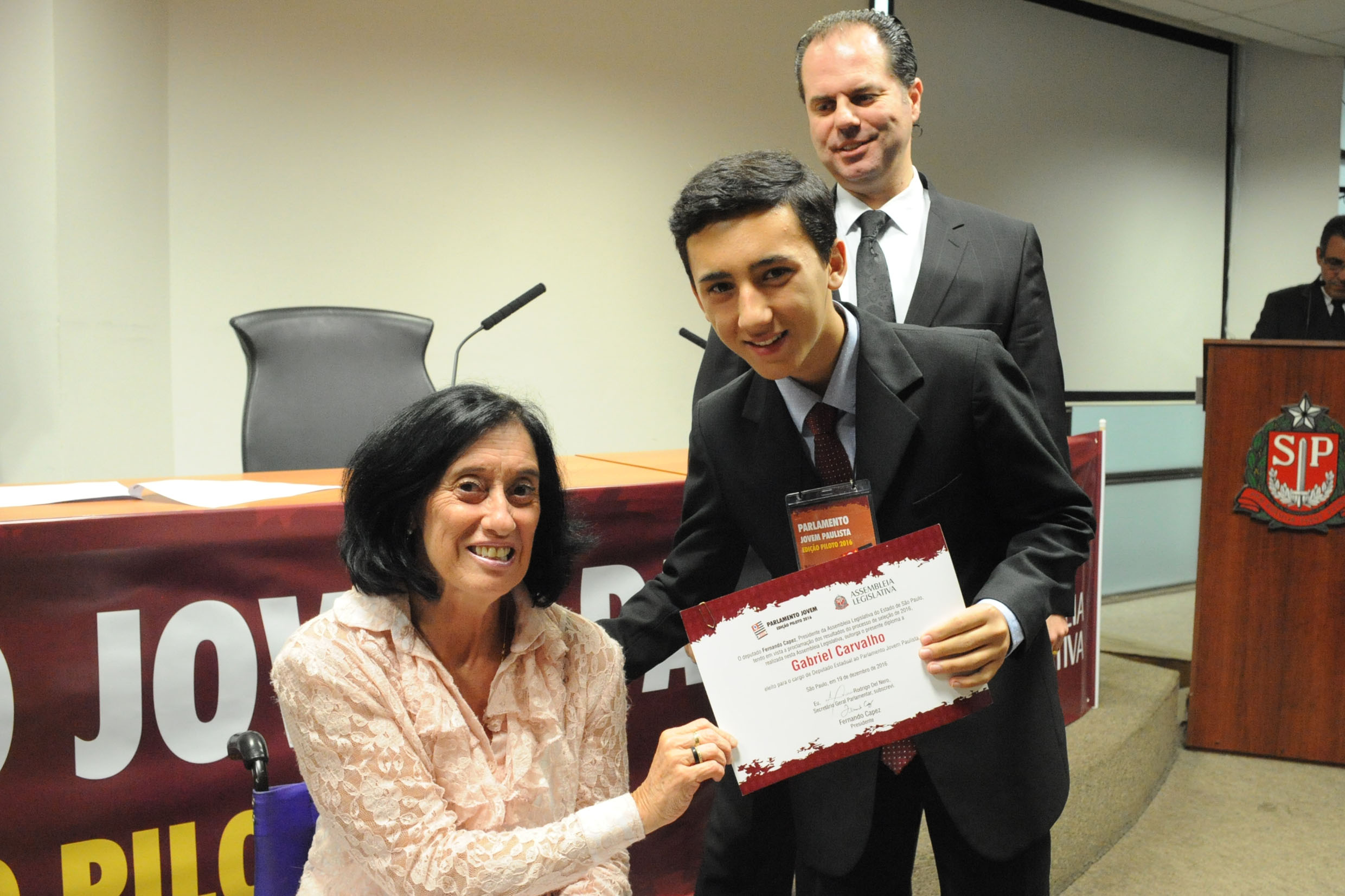 Gabriel Carvalho recebe diploma <a style='float:right;color:#ccc' href='https://www3.al.sp.gov.br/repositorio/noticia/N-12-2016/fg198076.jpg' target=_blank><i class='bi bi-zoom-in'></i> Clique para ver a imagem </a>