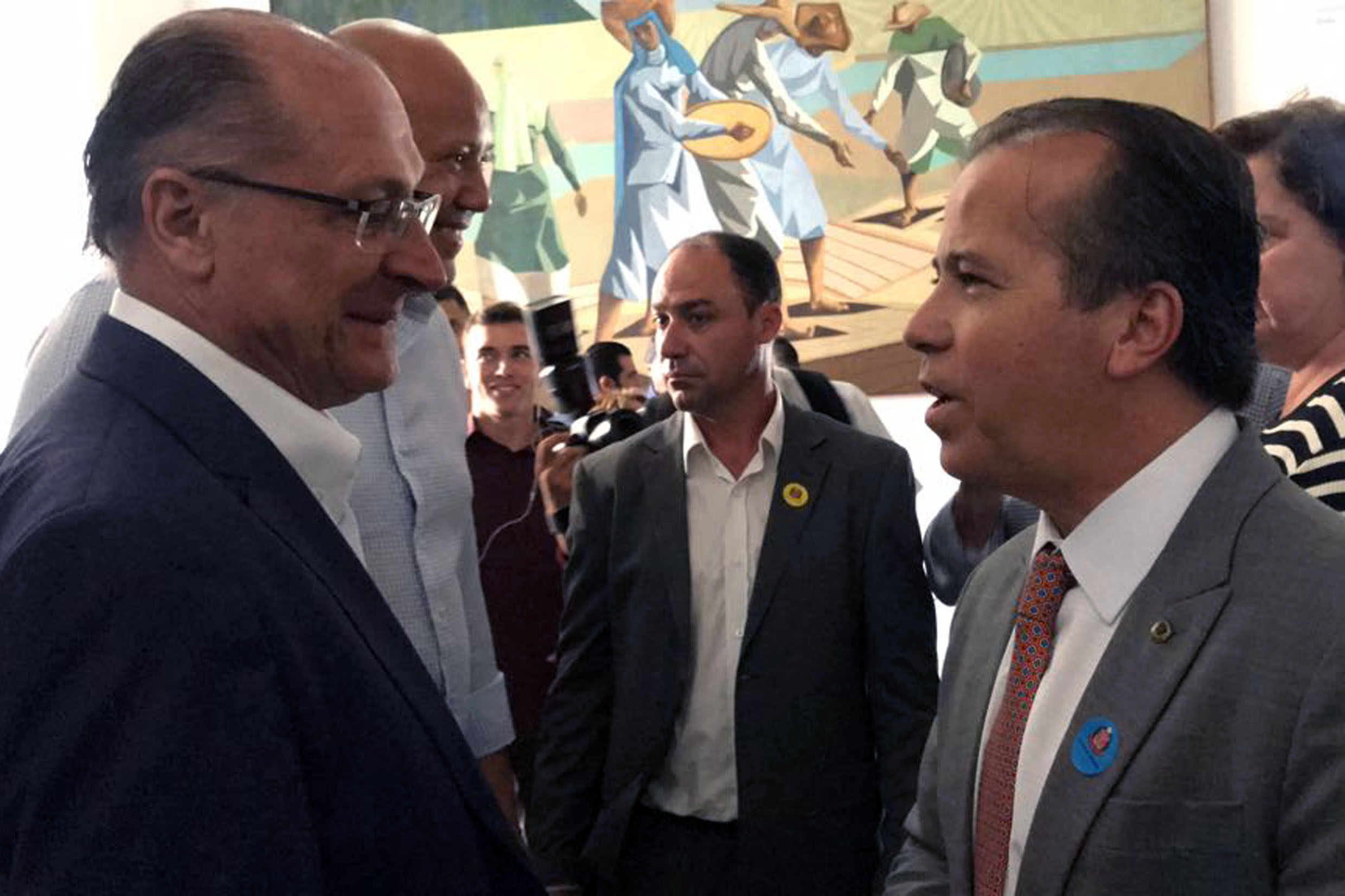 Geraldo Alckmin com Mrcio Camargo <a style='float:right;color:#ccc' href='https://www3.al.sp.gov.br/repositorio/noticia/N-12-2017/fg215324.jpg' target=_blank><i class='bi bi-zoom-in'></i> Clique para ver a imagem </a>