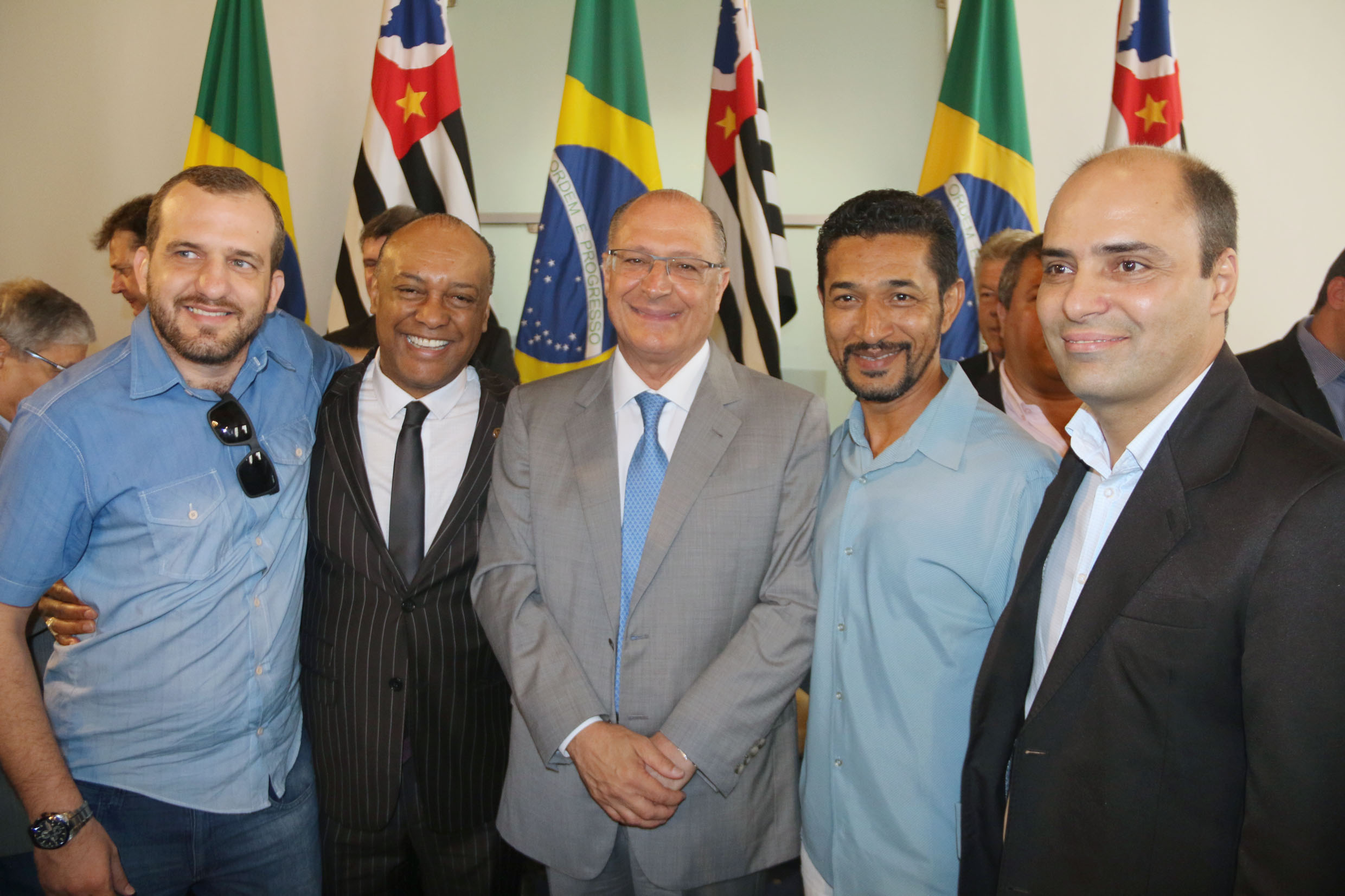 Celso Nascimento (2  esq.), ao lado de Geraldo Alckmin<a style='float:right;color:#ccc' href='https://www3.al.sp.gov.br/repositorio/noticia/N-12-2017/fg215899.jpg' target=_blank><i class='bi bi-zoom-in'></i> Clique para ver a imagem </a>