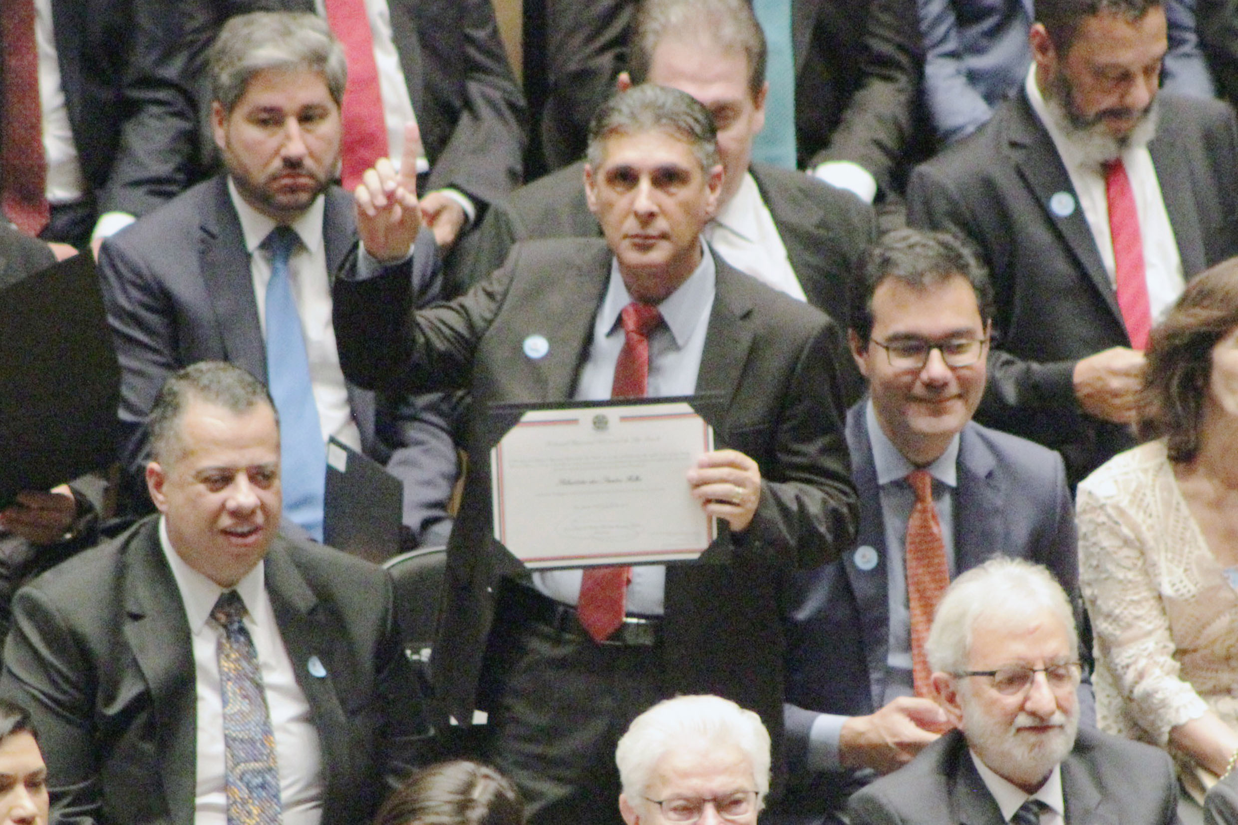 Sebastio Santos recebe diploma<a style='float:right;color:#ccc' href='https://www3.al.sp.gov.br/repositorio/noticia/N-12-2018/fg229081.jpg' target=_blank><i class='bi bi-zoom-in'></i> Clique para ver a imagem </a>