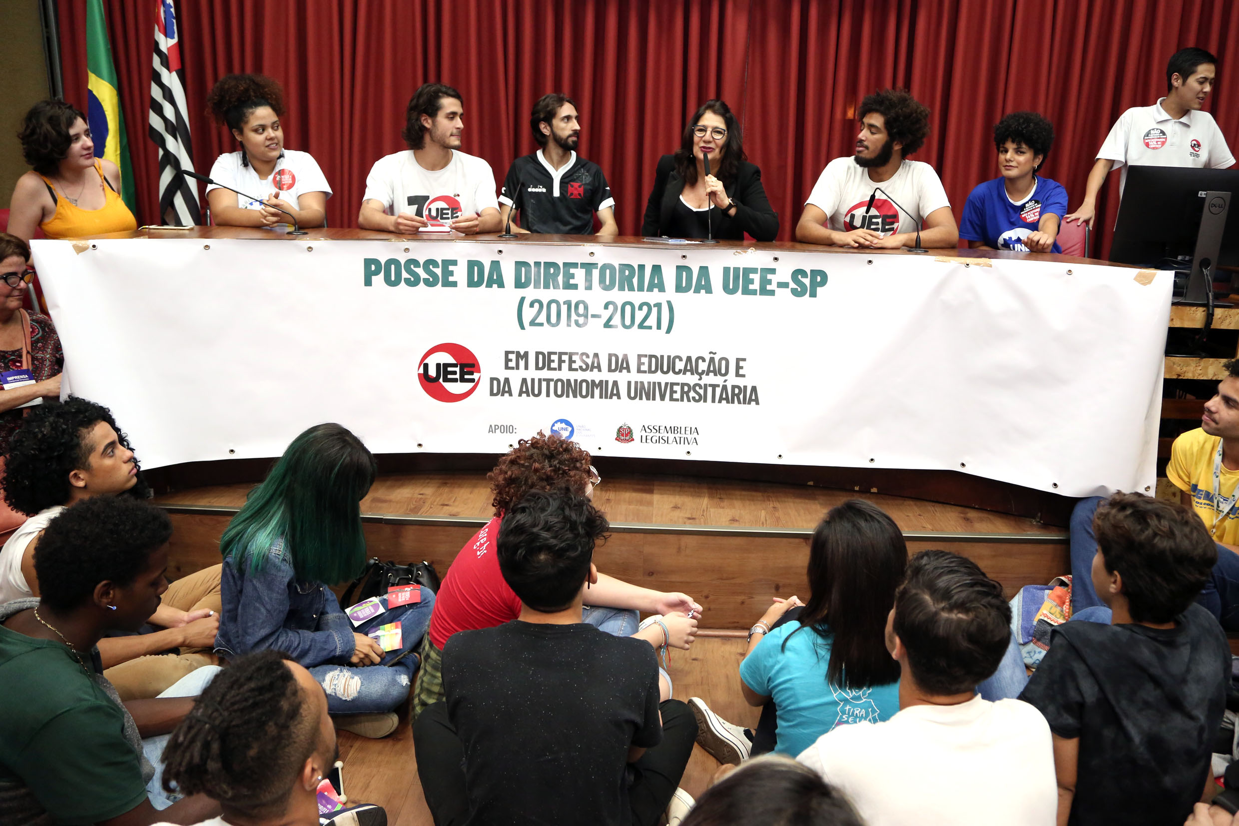 Mesa do evento <a style='float:right' href='https://www3.al.sp.gov.br/repositorio/noticia/N-12-2019/fg245368.jpg' target=_blank><img src='/_img/material-file-download-white.png' width='14px' alt='Clique para baixar a imagem'></a>