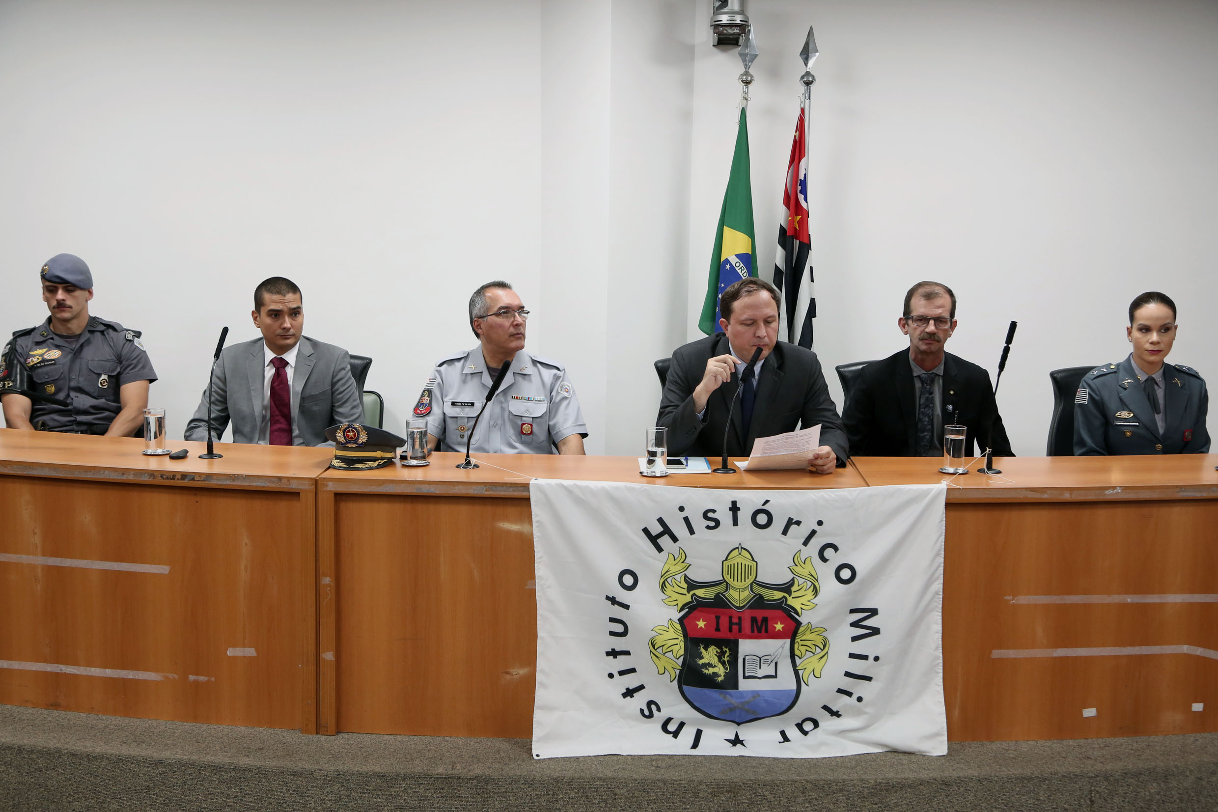 Mesa do evento <a style='float:right;color:#ccc' href='https://www3.al.sp.gov.br/repositorio/noticia/N-12-2019/fg245573.jpg' target=_blank><i class='bi bi-zoom-in'></i> Clique para ver a imagem </a>